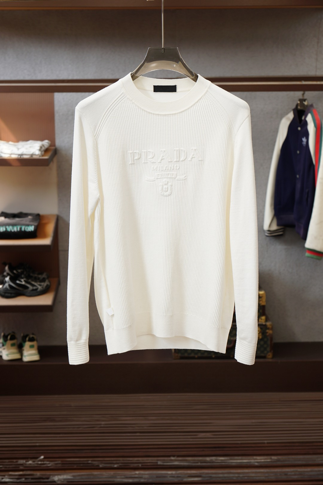 NO:681191,Prada Prada/New Wool Blended Pullover Crewneck Sweater is made of selected wool blended fabrics, showing a jacquard worsted plaid pattern, creating an exquisite sense of design. The weight factor makes the clothes very drapey, and the design of the cardigan makes the upper body more lazy. It is perfectly in line with the fashion concept of B's ​​latest series, and experience the latest style!  !  Size M-3XL,,prada,prada,sweaters,19860909Prada普拉达/新款羊毛混纺套头圆领毛衣 精选羊毛混纺面料制成,呈现提花精纺的格纹图案,缔造精致设计感.以及重量的因素让衣服非常具有垂感以及开衫的设计让上身更具慵懒气质,完美的符合B最新系列风格的时尚理念,体验最新的风情！！ 尺码M-3XL,,prada,prada,sweaters,,Men's clothing