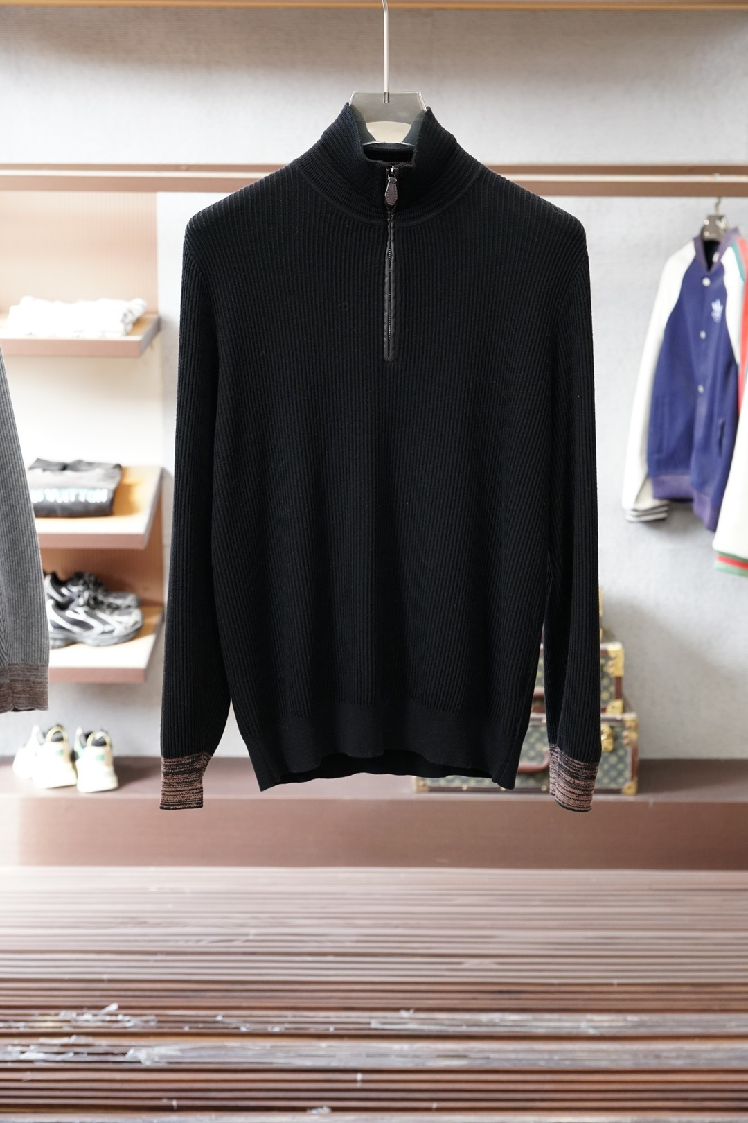 NO:681192,LP/Autumn and winter new high collar half-zip sweater!  High-quality sheep are simple but not simple. Casual business style, easy to match for daily wear on the street. Fine workmanship. The stitching is fine and even, not easy to fall off. Color: black, khaki, caramel, code number: M-3XL,,loro piana,sweaters,19860909LP/秋冬新款高领子半拉链毛衣！优质羊简约而不简单.休闲商务款式,日常搭配出街轻松搭配做工精细 针脚细密均匀,不易脱线. 颜色黑色卡其色焦糖色 码数M-3XL,,loro piana,sweaters,,Men's clothing