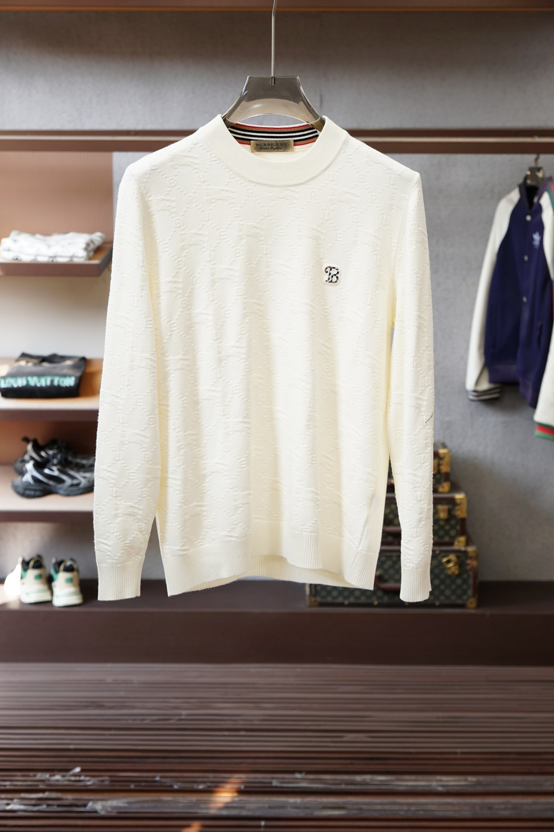 NO:681160,BBR Burberry/New Wool Blended Pullover Crewneck Sweater is made of selected wool blended fabrics, showing a jacquard worsted plaid pattern, creating an exquisite design. The weight factor makes the clothes very drapey, and the design of the cardigan makes the upper body more lazy. It is perfectly in line with the fashion concept of B's ​​latest series, and experience the latest style!  !  Size M-3XL,,burberry,sweaters,19860909BBR 巴宝莉/新款羊毛混纺套头圆领毛衣 精选羊毛混纺面料制成,呈现提花精纺的格纹图案,缔造精致设计感.以及重量的因素让衣服非常具有垂感以及开衫的设计让上身更具慵懒气质,完美的符合B最新系列风格的时尚理念,体验最新的风情！！ 尺码M-3XL,,burberry,sweaters,,Men's clothing