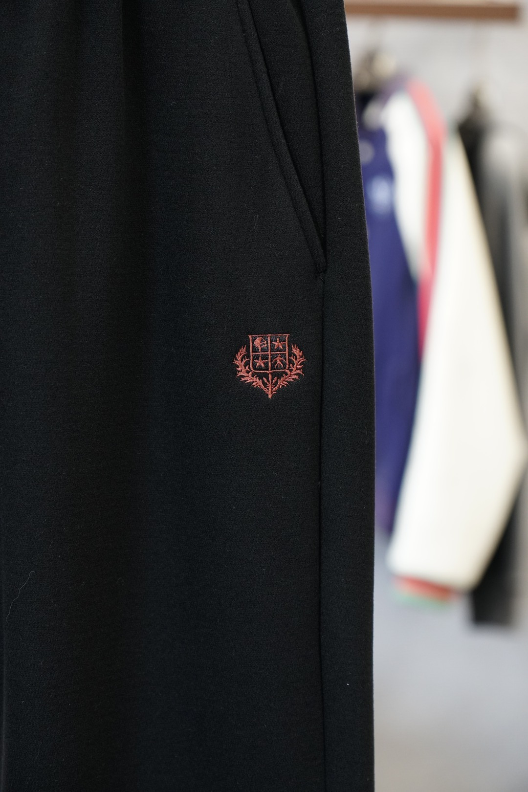 lp🆕-2025冬款加厚新款休闲裤!官网同步发售。品牌经典logo休闲裤，定制加厚羊毛莫代尔面料，舒适度