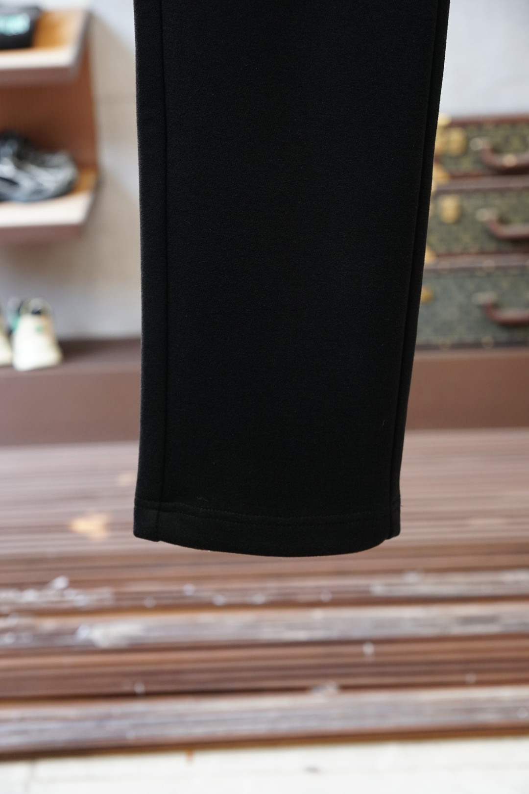 lp🆕-2025冬款加厚新款休闲裤!官网同步发售。品牌经典logo休闲裤，定制加厚羊毛莫代尔面料，舒适度