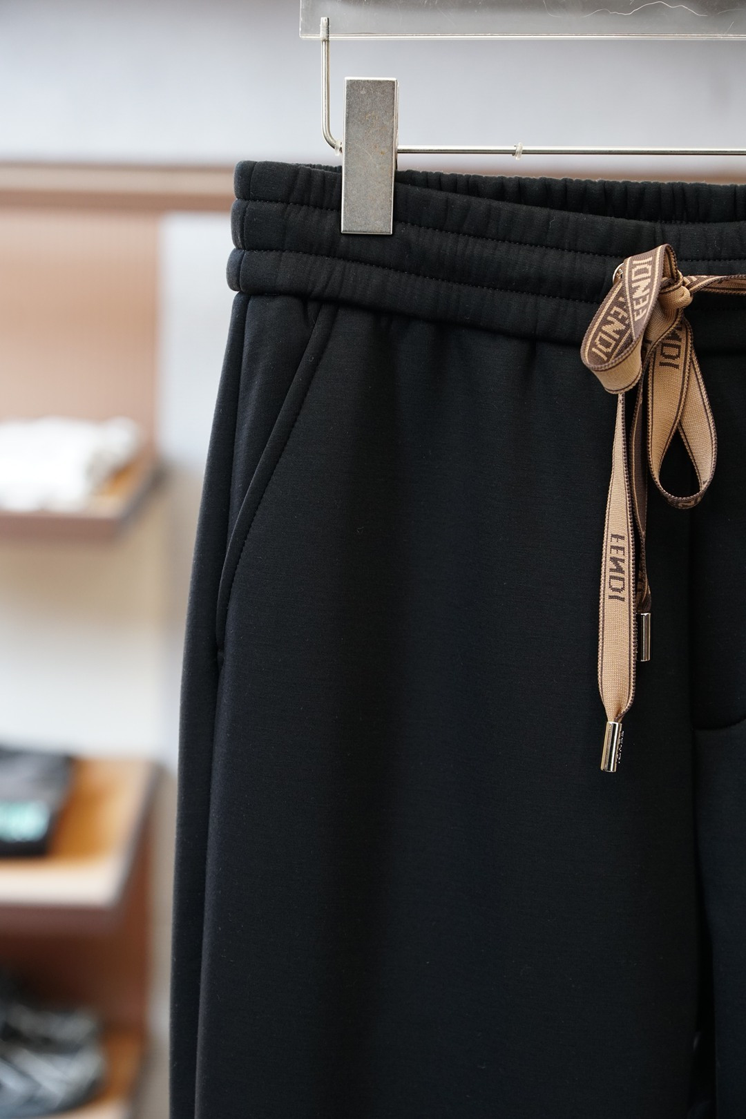 Fendi芬迪/2025冬款加厚新款休闲裤!官网同步发售。品牌经典logo休闲裤，定制加厚羊毛莫代尔面料