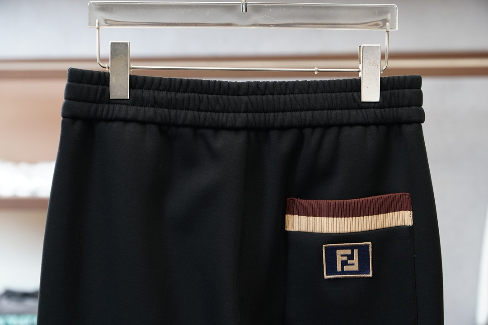 Fendi芬迪/2025冬款加厚新款休闲裤!官网同步发售。品牌经典logo休闲裤，定制加厚羊毛莫代尔面料