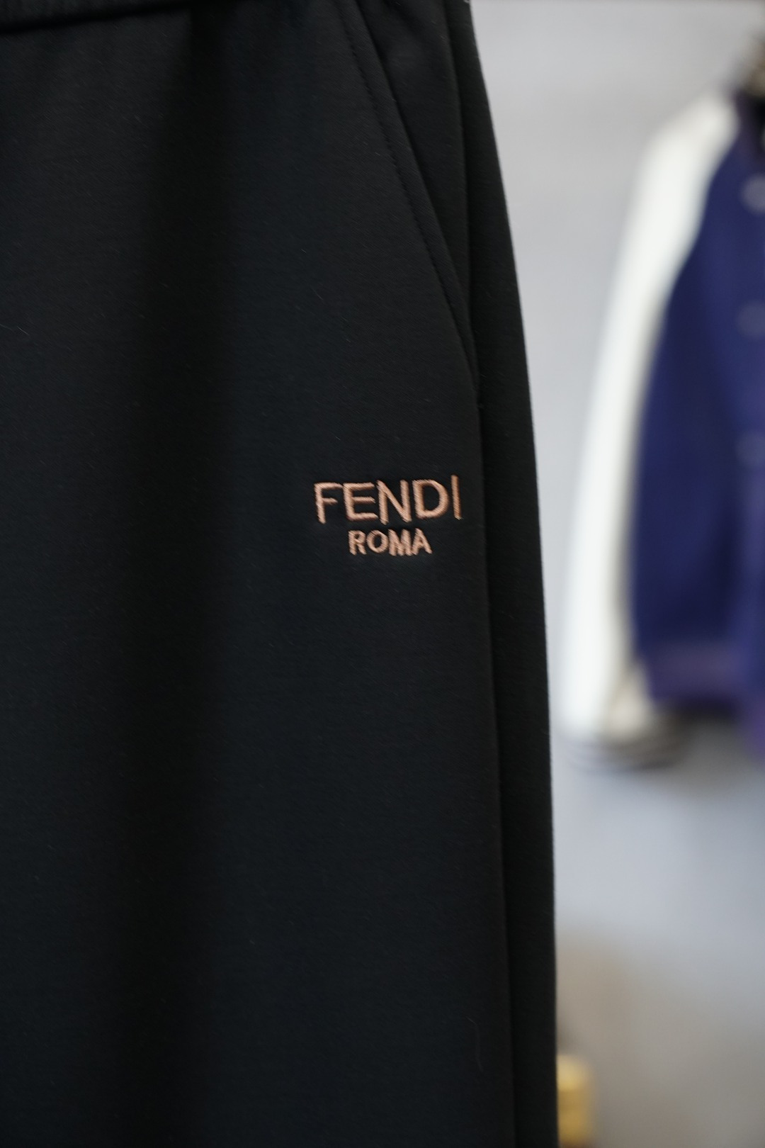 Fendi芬迪/2025冬款加厚新款休闲裤!官网同步发售。品牌经典logo休闲裤，定制加厚羊毛莫代尔面料