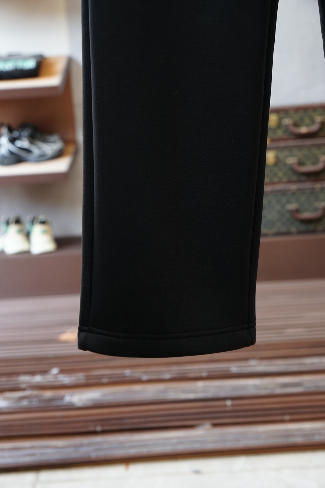 Fendi芬迪/2025冬款加厚新款休闲裤!官网同步发售。品牌经典logo休闲裤，定制加厚羊毛莫代尔面料