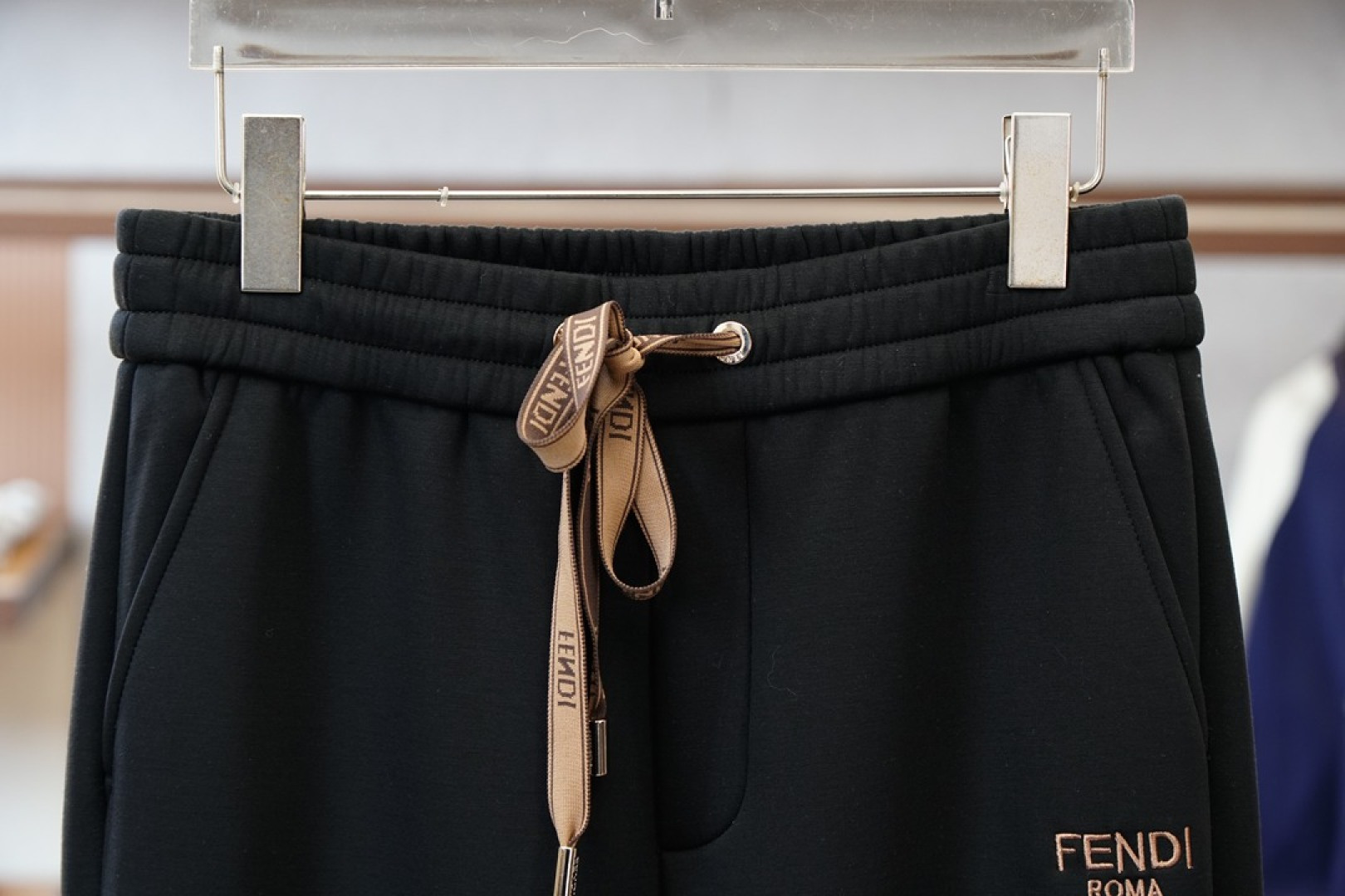 Fendi芬迪/2025冬款加厚新款休闲裤!官网同步发售。品牌经典logo休闲裤，定制加厚羊毛莫代尔面料