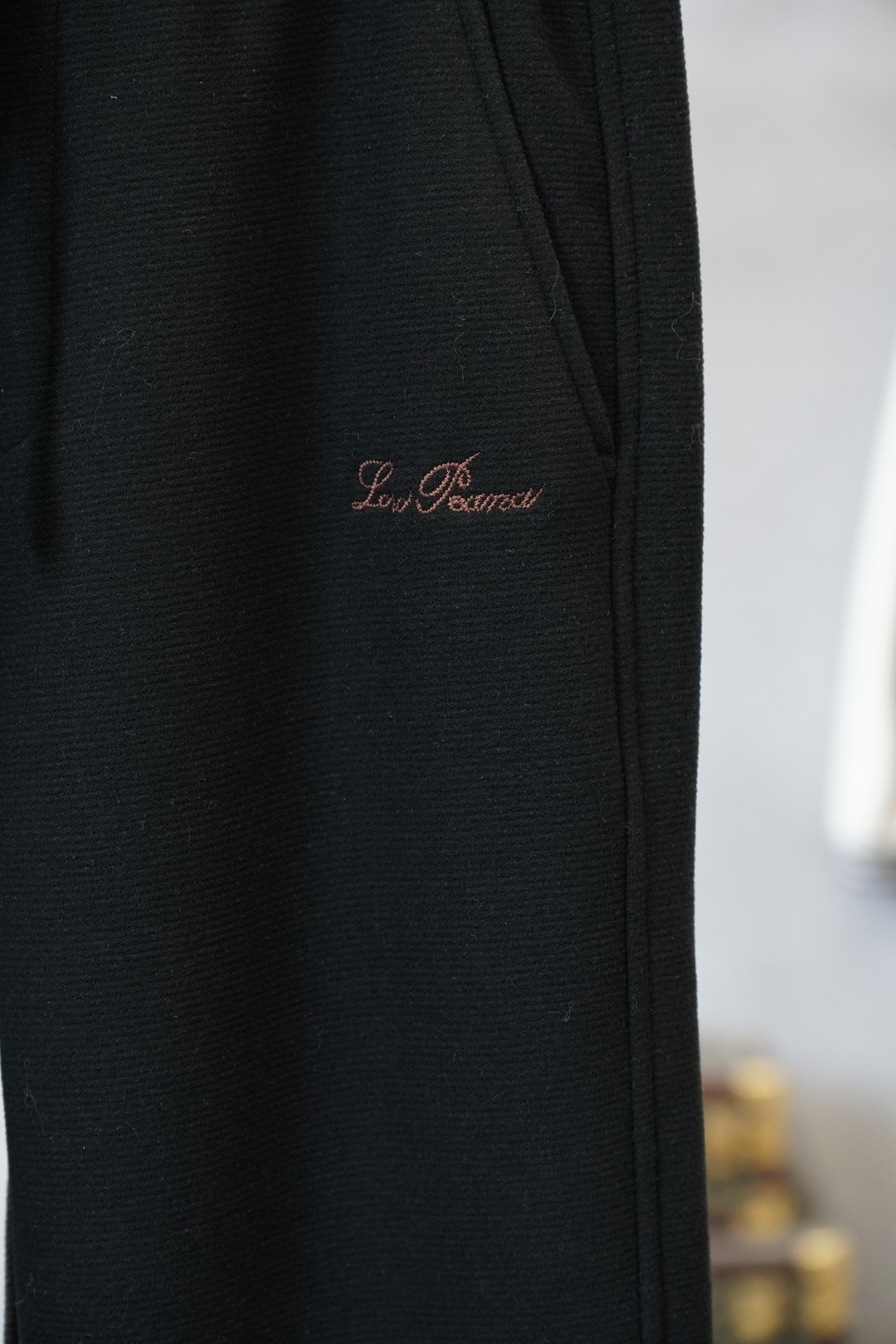 lp🆕-2025冬款加厚新款休闲裤!官网同步发售。品牌经典logo休闲裤，定制加厚羊毛莫代尔面料，舒适度