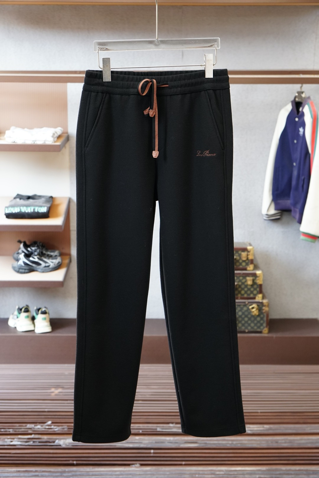 lp🆕-2025冬款加厚新款休闲裤!官网同步发售。品牌经典logo休闲裤，定制加厚羊毛莫代尔面料，舒适度