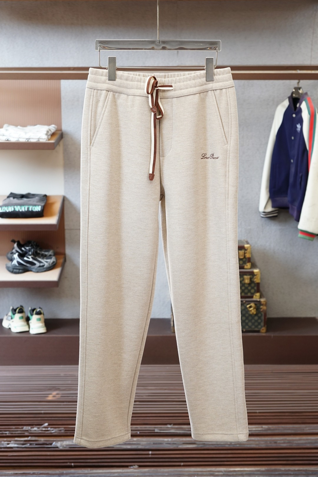 lp🆕-2025冬款加厚新款休闲裤!官网同步发售。品牌经典logo休闲裤，定制加厚羊毛莫代尔面料，舒适度