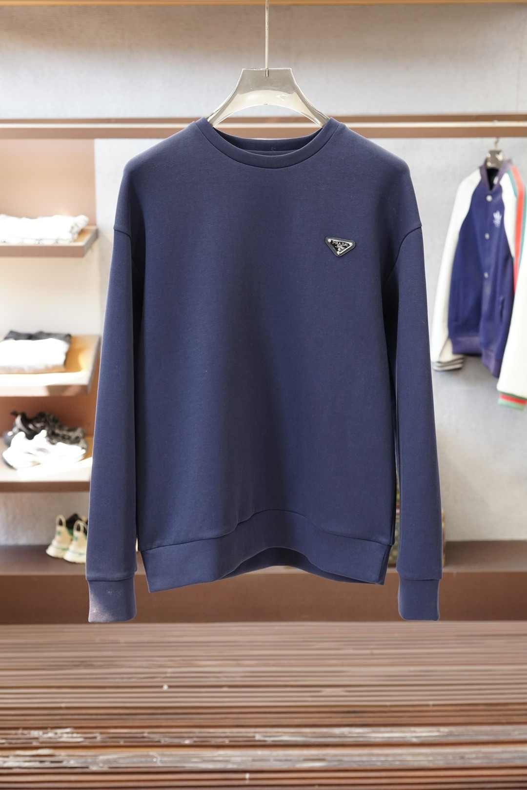 NO:703590,, Prada high version sweatshirt S-2XL Prada sweatshirt is so textured!  The triangle logo on the chest gives a low-key sense of luxury. The soft and waxy fabric is super comfortable to wear close to the body, and the loose fit is not flattering on the figure. Wearing it alone is simple and high-end, and layering it with a suit will instantly turn it into a casual and sophisticated style. Wear it in autumn and winter, casual and refined in just one click #Prada sweatshirt #Navy blue outfit #Advanced sense sweatshirt #Autumn and winter outfit,, prada, hoodie, sweatshirts, business suit,19860909,Prada高版卫衣S-2XL Prada卫衣也太有质感了吧！ 胸口三角标是低调的奢华感 软糯的面料贴身穿超舒服,宽松版型不挑身材 单穿是简约高级,搭西装叠穿秒变轻熟风 秋冬穿它,休闲与精致一键拿捏 #Prada卫衣 #藏青色穿搭 #高级感卫衣 #秋冬穿搭,,prada,hoodie,sweatshirts,business suit,,Men's clothing