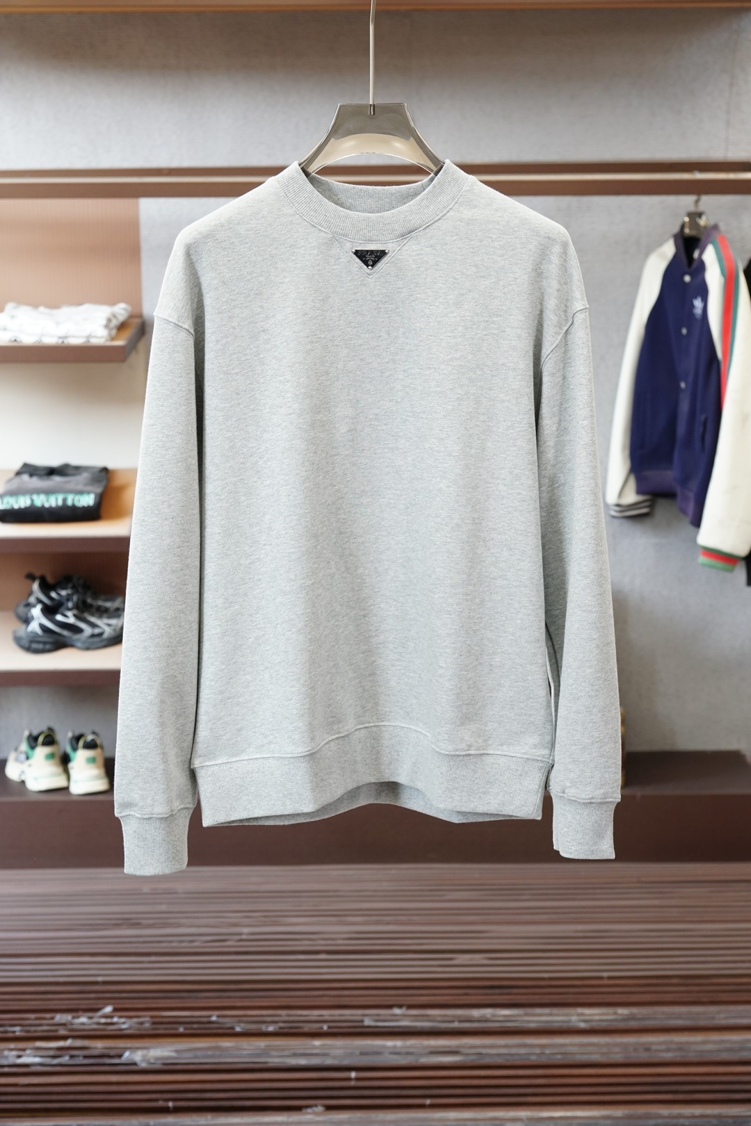 NO:703617,S-2XL, one size larger, tall version, Prada sweatshirt is too lazy!  The small triangle logo on the chest gives a low-key sense of luxury. The soft and waxy fabric is super comfortable to wear next to the body, and the loose fit hides the flesh and makes you look slimmer. Wearing it alone is casual and casual, and layering it with a jacket adds a sense of layering. Wear it daily in autumn and winter, and it directly adds a sense of atmosphere #Prada sweatshirt #gray outfit #lazy style outfit #Autumn and winter,, prada, hoodie, sweatshirts, jackets & coats,19860909S-2XL,偏大一号,高版,Prada卫衣也太戳慵懒风了吧！ 胸口小三角标是低调的奢华感 软糯的面料贴身穿超舒服,宽松版型藏肉又显瘦 单穿是休闲随性,搭外套叠穿层次感拉满 秋冬日常穿它,氛围感直接拉满 #Prada卫衣 #灰色系穿搭 #慵懒风穿搭 #秋冬,,prada,hoodie,sweatshirts,jackets & coats,,Men's clothing