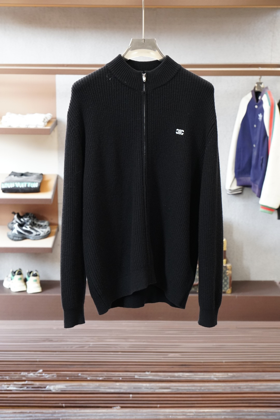 NO:703615,The CELINE-style black zipper style is too big for me. S-2XL is one size larger. The waffle texture is full, and the half-high collar zipper design also makes the neck longer. It looks good when worn alone, and it looks stylish when paired with jeans/suit pants. Boys wear it for a lazy look, while girls wear it in an oversize boyfriend style #CELINE风 #Knitted Cardigan #Autumn and Winter Outfit #Black Outfit Who can resist a black knitted cardigan with overwhelming texture!  Celine’s small metal logo is really the finishing touch. The zipper is half open for a full and lazy feeling, and fully closed for a cool aura. The waffle fabric is soft and does not tie when worn close to the body. Layer shirts/base-shirts in autumn and winter, and the sense of layering is directly filled. #Advanced Sense of Outfit #Men's Outfit #Knitted Jacket #CELINE Knitting The black knitted cardigan you need in autumn and winter｜It’s so versatile  This Celine-style zipper style is really easy to watch with your eyes closed. The loose version hides the flesh and makes you slim, and the small embroidered logo is low-key and exquisite. It is casual style when worn with sneakers, and it becomes casual style when paired with leather shoes. It unlocks N ways to wear it, and it is the C-position player in the autumn and winter wardrobe #dailyoutfit #OOTD #black sweater #atmosphere,,celine,celine,versace,jeans,jackets & coats,shirts, business suit,19860909CELINE风的黑色拉链款也太戳我了S-2XL偏大一号 华夫格纹理质感拉满,半高领拉链设计还特显脖子长 单穿内搭都好看,搭牛仔裤/西装裤都贼有范儿 男生穿是慵懒型男,女生穿就是oversize男友风 #CELINE风 #针织开衫 #秋冬穿搭 #黑色系穿搭 谁能拒绝一件质感爆棚的黑针织开衫啊！ 赛琳的金属小徽标真的是点睛之笔 拉链半开穿慵懒感拉满,全拉上又超有酷飒气场 华夫格面料软乎乎的,贴身穿也不扎 秋冬叠穿衬衫/打底衫,层次感直接拉满 #高级感穿搭 #男士穿搭 #针织外套 #CELINE针织 秋冬刚需的黑色针织开衫｜百搭到尖叫 这款赛琳风拉链款真的闭眼入不踩雷 宽松版型藏肉又显瘦,小刺绣标低调又精致 搭球鞋是休闲风,搭皮鞋秒变轻熟风 一件解锁N种穿法,秋冬衣柜的C位选手就是它 #每日穿搭 #OOTD #黑色针织衫 #氛围感,,celine,celine,versace,jeans,jackets & coats,shirts,business suit,,Men's clothing