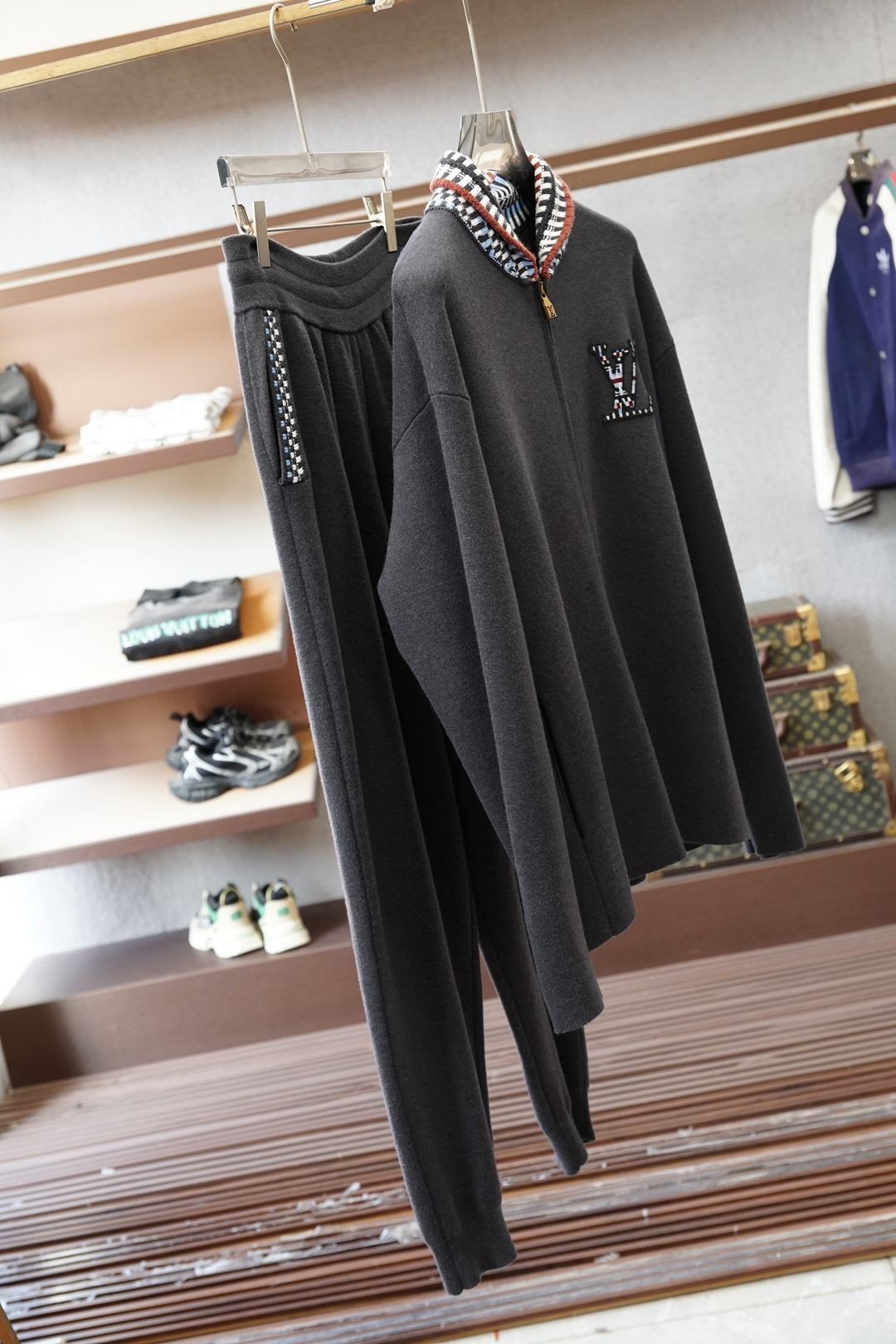 NO:712303,Louis Vuitton combines the classic Monogram elements with dark knitted fabrics. The low-key black background highlights the detailed LV logo, and the contrasting webbing at the neckline is a hidden fashion secret. The zipper opens and closes neatly, and the relaxed silhouette is suitable for various body shapes. It can maintain the 'effortless sense of elegance' for daily commuting or light socializing. A textured item that puts 'low-key luxury' on the body is an evergreen style that the more you look at it in your wardrobe. Color Picture Color  Size S-XXL,,louis vuitton,louis vuitton,19860909Louis Vuitton当经典Monogram元素撞上暗纹针织,低调黑底衬出满缀细节的LV标识,领口撞色织带是暗藏的时髦小心机. 拉链利落开合,松弛廓形适配各种身形,日常通勤或轻社交都能稳稳拿捏“不费力的贵气感”. 一件把“低调奢华”穿在身上的质感单品,是衣橱里越看越爱的长青款. 颜色 图片色 尺码S-XXL,,louis vuitton,louis vuitton,,Men's clothing