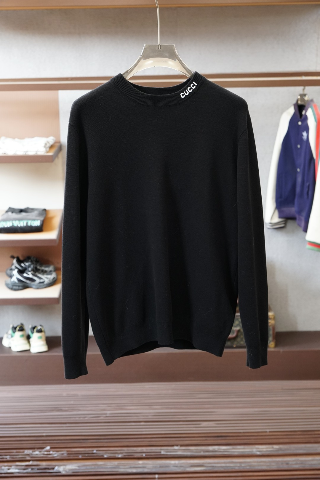 NO:703612,S-2XL, one size larger. Gucci’s black sweater knows how to be low-key and luxurious!  The embroidered letter logo on the neckline is the finishing touch. The delicate knitted fabric is soft and comfortable to wear. The loose fit is not flattering on the figure, and it can be worn with any combination alone. Boys are elegant and stylish, and girls wear oversize style. #Gucci Sweater #Black Style Outfit #Autumn and Winter Inner Outfit #Advanced Sense Outfit sjandian The Gucci basic sweater you need in autumn and winter｜Close your eyes and enter  The small logo design on the neckline is low-key and recognizable. The pure black tone is simple and elegant, and it is very suitable for suits or denim jackets. The delicate knitted texture is online, and it is the soul item for layering in autumn and winter #dailyoutfit #OOTD #GucciOutfit #Men's Sweater Who can resist a Gucci black knitted sweater with full texture!  The basic model has a hidden secret, and the embroidery on the neckline is super eye-catching. The loose cut hides the flesh and makes you look slim. It is suitable for daily commuting. Pair it with casual pants for a lazy style. Pair it with trousers and it will instantly become a casual and sophisticated business style. #Ambient outfit #Low-key luxury #Knitted inner outfit #Gucci basic style,,gucci,versace,jackets & coats,business suit,19860909S-2XL,偏大一号 Gucci黑针织衫也太懂低调奢华了吧！ 领口的字母刺绣标是点睛之笔 细腻的针织面料软乎乎的,贴身穿超舒服 宽松版型不挑身材,单穿内搭都巨百搭 男生穿是儒雅型男,女生穿oversize风超飒 #Gucci针织衫 #黑色系穿搭 #秋冬内搭 #高级感穿搭sjandian 秋冬刚需的Gucci基础款针织衫｜闭眼入 领口的小logo设计低调又有辨识度 纯黑调简约大气,搭西装/牛仔外套都超适配 细腻针织质感在线,秋冬叠穿的灵魂单品就是它 #每日穿搭 #OOTD #Gucci穿搭 #男士针织衫 谁能拒绝一件质感拉满的Gucci黑针织啊！ 基础款却藏着小心机,领口刺绣标超吸睛 宽松剪裁藏肉又显瘦,日常通勤穿都合适 搭配休闲裤是慵懒风,搭西裤秒变轻熟商务风 #氛围感穿搭 #低调奢华 #针织内搭 #Gucci基础款,,gucci,versace,jackets & coats,business suit,,Men's clothing