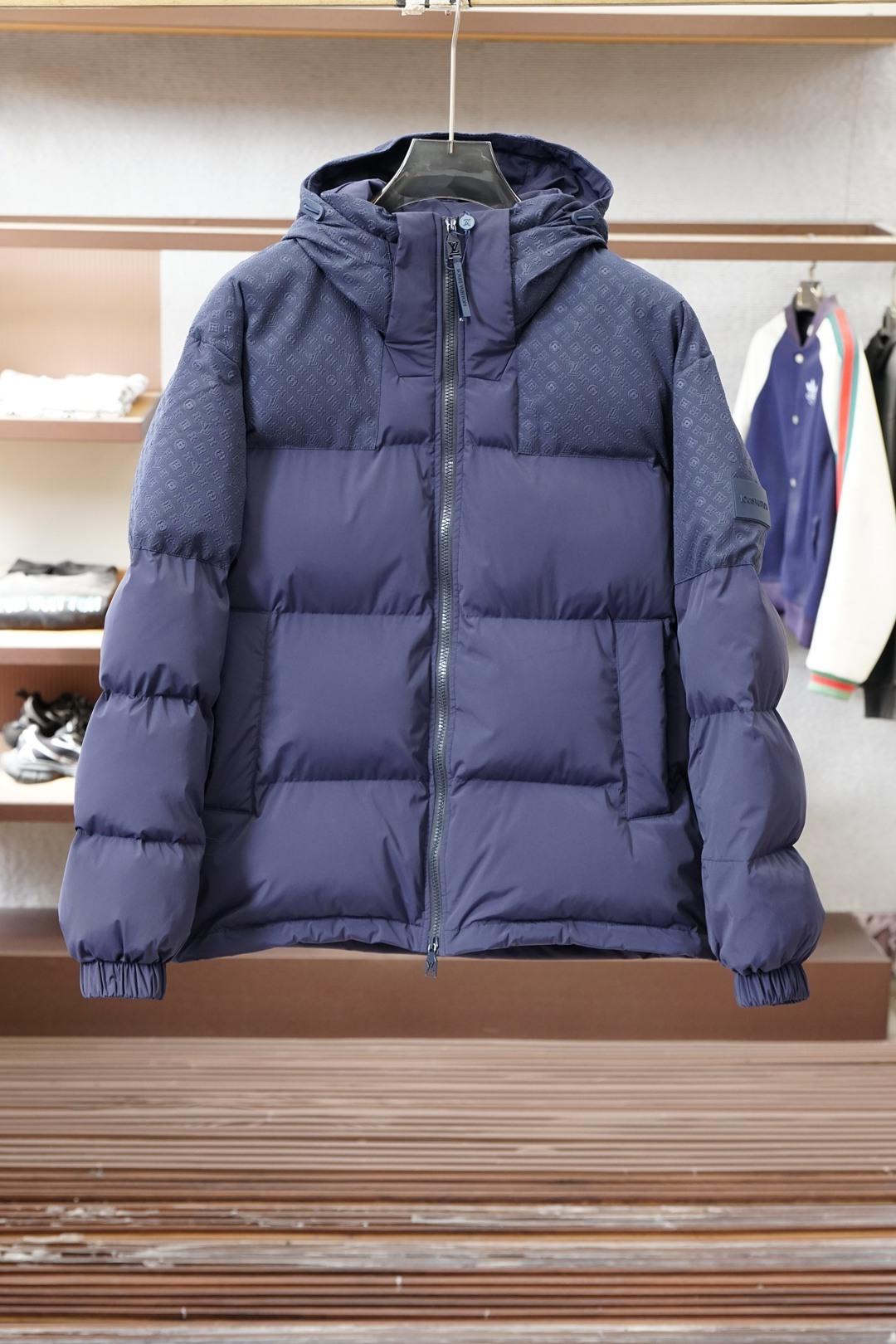NO:681937,LV Louis Vuitton - High-end recommended products Autumn and winter men's original pure 90 down jacket!  Aristocratic blood, full fluffiness, cold-proof artifact, high-end top-notch ready-to-wear - the whole piece of clothing is designed with hand-weighted craftsmanship, the soft-shell fabric is comfortable and soft, and the filling is imported high-grade 90 white duck down feathers. It is high in weight and thick, with excellent quick-heating and heat-containing effects. It gathers Zegna's traditional craft symbol pieces, and gives the new season's fashion vitality and fashion aesthetic value. The style is both solemn and harmonious, and is the first choice for urban elite men. Size M-3XL, 178  Wear L slim fit if you weigh 140 pounds, can wear up to 190 pounds, louis vuitton, louis vuitton, zegna, down jacket,19860909LV路易威登-高端推荐牛货 秋冬款男士原单纯正90羽绒服！贵族血统 蓬松感十足 御寒神器 高端顶尖一线成衣—整件衣服采 用手重工艺设计,软壳面料舒适柔软,填充物为进口高级甄选90白鸭绒羽毛,高克重厚实,速热以及聚温保暖效果极好.聚集了杰尼亚传统工艺 符号片, 并赋予了新一季时尚活力和时装美学价值,亦庄亦谐的风格,都市精英男士首选.尺码M-3XL,178 140斤穿L修身 最大可穿190斤,,louis vuitton,louis vuitton,zegna,down jacket,,Men's clothing