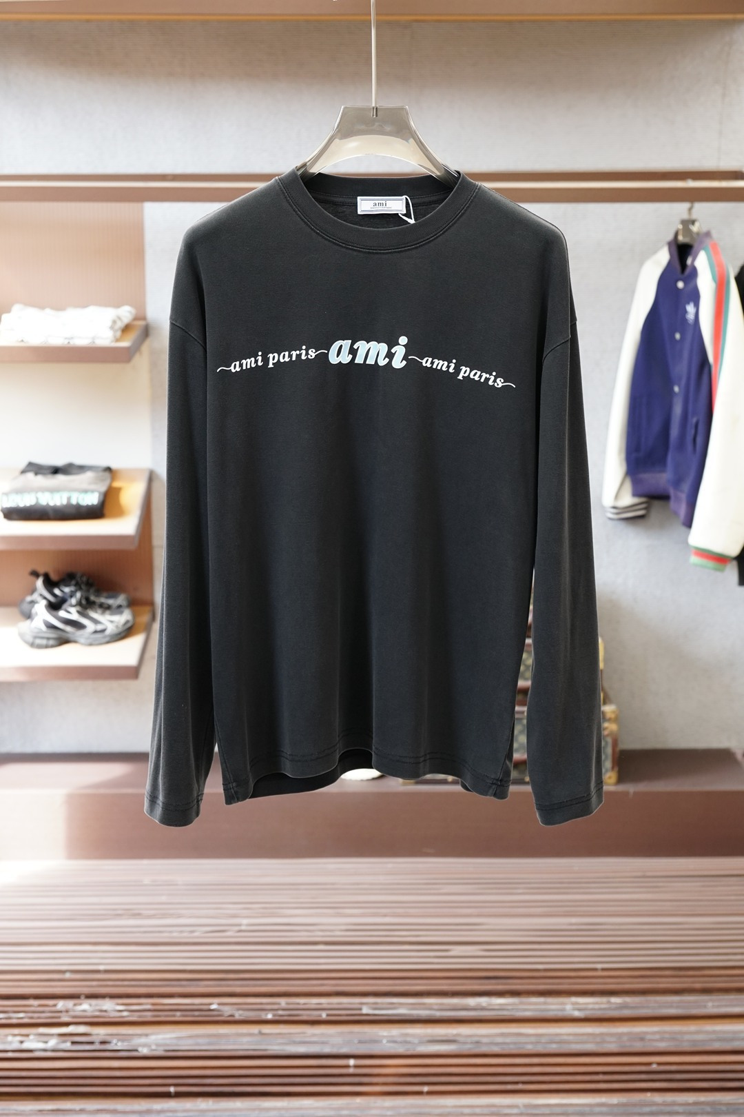 NO:712292,Ami-Autumn and winter base series cing color black size 48 ~ 56, super soft modal plus technical fiber Lycra blended fabric, the cloth surface is clean, smooth and delicate. The upper body is stylish, soft and comfortable without the feeling of a soft couch. Imported Lenzing modal, woven using imported double-sided looms, domestic first-line finishing technology.,,19860909Ami-秋冬打底系列cing 颜色黑尺码48～56、 超柔木代尔加科技纤维莱卡混纺面料, 布面干净,光洁细腻.上身有型,柔软舒适又不显软榻感.进口兰精木代尔,采用进口双面织布机织造,国内一线后整理工艺.,,,Men's clothing