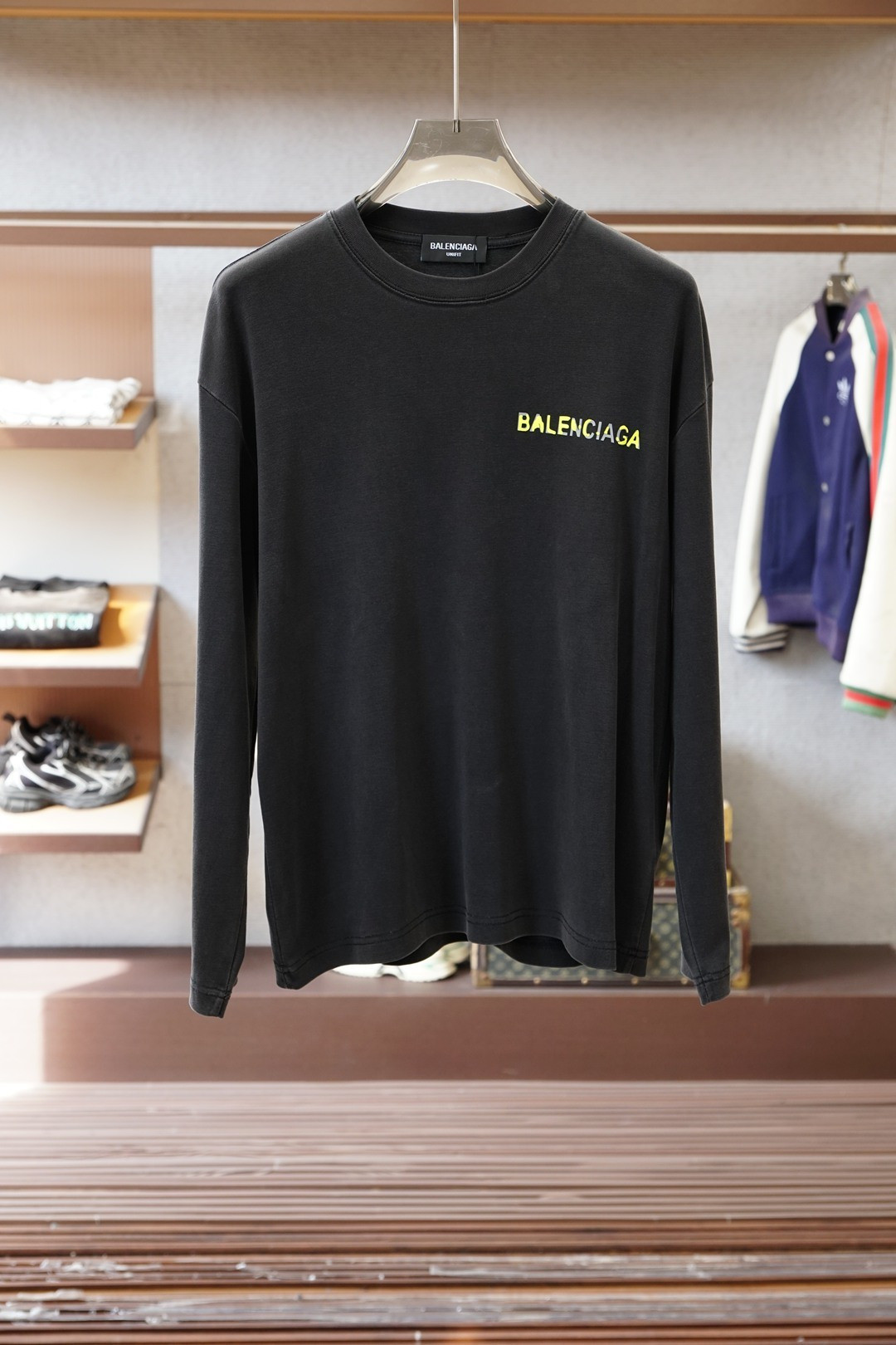 NO:712295,Balenciaga/Autumn and Winter base series cing color black size 48 ~ 56, super soft modal and technical fiber Lycra blended fabric, the cloth surface is clean, smooth and delicate. The upper body is stylish, soft and comfortable without the feeling of a soft couch. Imported Lenzing modal, woven using imported double-sided looms, domestic first-line finishing technology.,, balenciaga,19860909巴黎世家/秋冬打底系列cing 颜色黑尺码48～56、 超柔木代尔加科技纤维莱卡混纺面料, 布面干净,光洁细腻.上身有型,柔软舒适又不显软榻感.进口兰精木代尔,采用进口双面织布机织造,国内一线后整理工艺.,,balenciaga,,Men's clothing