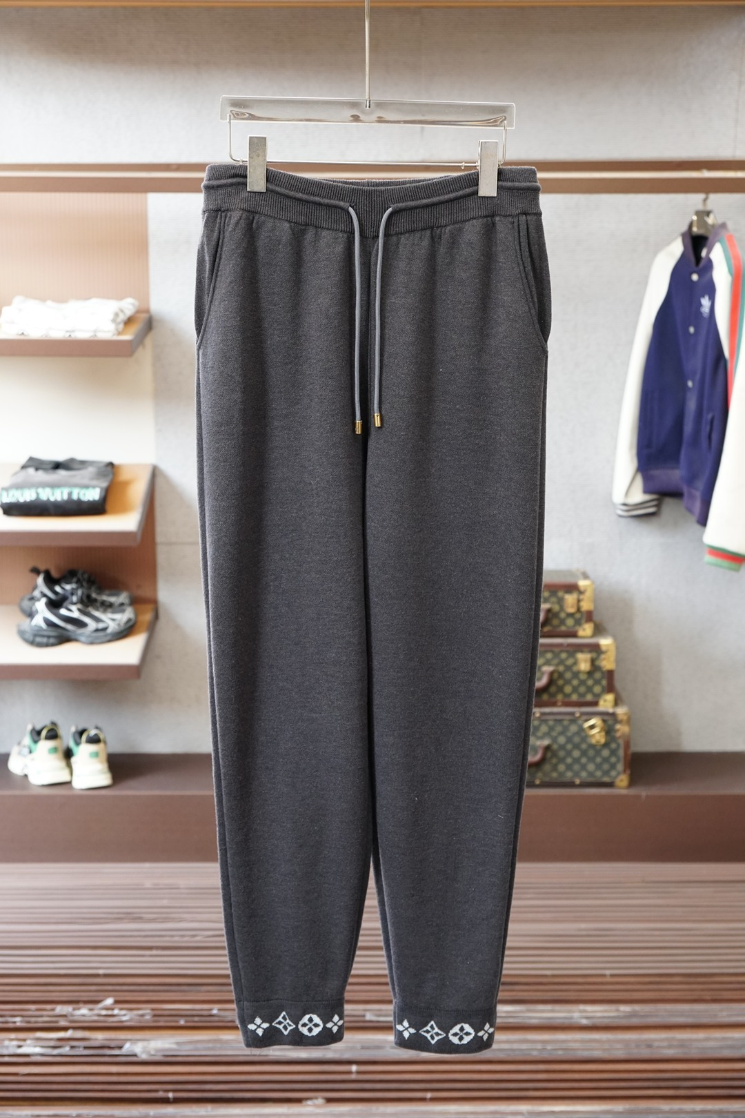 NO:712301,Lv Louis Vuitton / Louis Vuitton Autumn and winter new suit classic logo letter wool suit High-end quality heavy-duty hardware Ceiling level This double-sided sheep wool knitted trousers have a soft cotton inner layer and are embellished with Monogram element jacquard on the trouser legs. It has both comfortable texture and elegant style. It can be worn with the same belted jacket to create a sophisticated look for travel. Color gray Size S-XXL,, louis vuitton, louis vuitton, louis  vuitton,jackets & coats,19860909Lv Louis Vuitton /路易威登 秋冬新款套装经典logo字母羊毛套装 高端品质重工五金 天花板级别 本款双面绵羊毛针织长裤拥有柔软棉质内层,于裤脚点缀 Monogram 元素提花,兼具舒适质感与优雅格调,可与同款束腰夹克共筑旅途考究造型. 颜色灰色 尺码S-XXL,,louis vuitton,louis vuitton,louis vuitton,jackets & coats,,Men's clothing