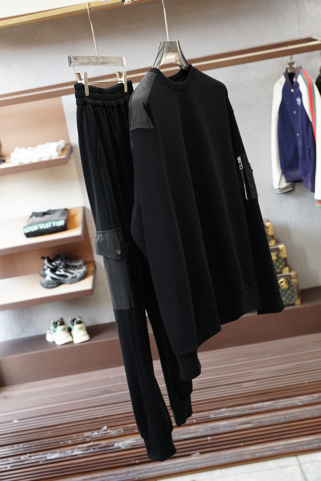 NO:712297,Prada's workwear-style casual pants have a classic black tone and a personalized pocket design, which is simple and cool. The comfortable version can easily adapt to a variety of occasions. Whether it is daily outings or casual gatherings, it can show unique fashion taste and inject unique charm into the outfit ~ Color black Size S-XXL,, prada, prada,19860909普拉达Prada工装风休闲裤,经典黑色主调,搭配个性口袋设计,简约又不失潮酷感.舒适版型,轻松适配多种场合,无论是日常出街还是休闲聚会,都能展现独特时尚品味,为穿搭注入别样魅力～ 颜色黑 尺码S-XXL,,prada,prada,,Men's clothing