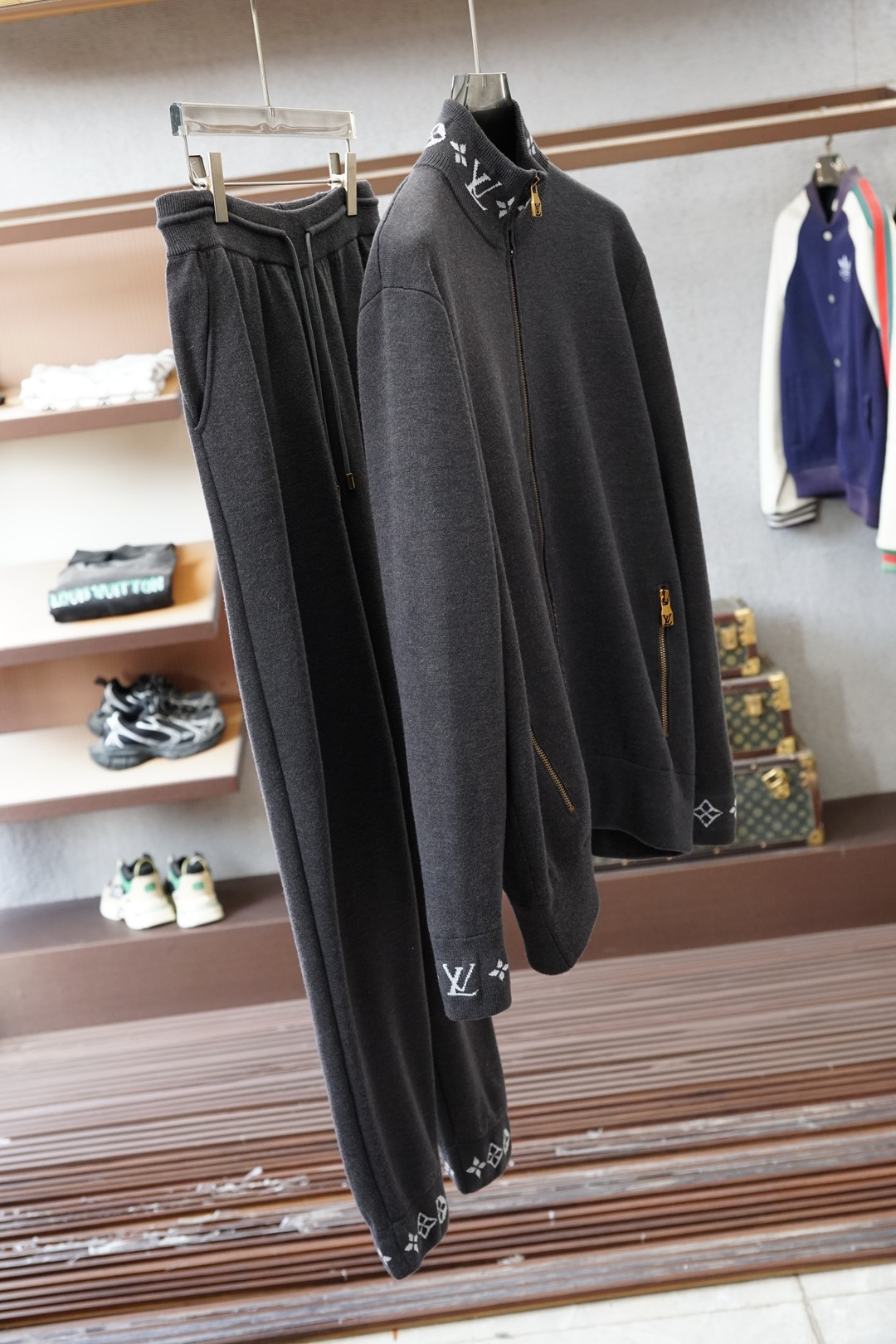 NO:712299,LV-Louis Vuitton/Louis Vuitton Autumn and winter new suit classic logo letter wool suit High-end quality heavy-duty hardware Ceiling level This double-sided sheep wool knitted trousers have a soft cotton inner layer and are embellished with Monogram element jacquard on the trouser legs. It has both comfortable texture and elegant style. It can be worn with the same belted jacket to create a sophisticated look for travel. Color Gray Size S-XXL,, louis vuitton, louis vuitton, louis  vuitton,jackets & coats,19860909LV-Louis Vuitton /路易威登 秋冬新款套装经典logo字母羊毛套装 高端品质重工五金 天花板级别 本款双面绵羊毛针织长裤拥有柔软棉质内层,于裤脚点缀 Monogram 元素提花,兼具舒适质感与优雅格调,可与同款束腰夹克共筑旅途考究造型. 颜色灰色 尺码S-XXL,,louis vuitton,louis vuitton,louis vuitton,jackets & coats,,Men's clothing