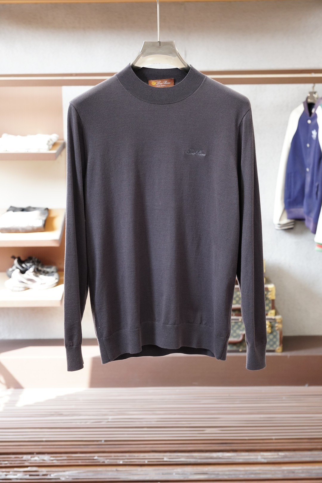 NO:681930,LP Knitted Sweater | The gentleness of autumn and winter all depends on it. I finally got LP’s Knitted Sweater!  The texture is really nothing to say. The merino wool fabric is ridiculously soft, and the grooved texture not only makes it slimmer, but also makes the whole body more layered. The half-high collar design just protects the neck, keeping warm but not tight in autumn and winter~ The multi-color options are so girly, black is versatile, caramel color is retro, haze blue is gentle, I want to have every piece in my pocket!  The low-key logo embellishment on the chest is noble and unobtrusive. It looks super classy when worn with coats and suits. It has a proper sense of light luxury. Whether it is daily commuting or dating, you can easily achieve a sense of luxury. This piece is enough for your autumn and winter wardrobe!  #LP #LP Sweater #Autumn and Winter Knitted Sweater #Light Luxury Outfit #Kengtiao Sweater #Cardigan Sweater The LP sweater that has been asked about so much, the texture is just right. As a loyal LP fan, I will immediately lock up with this knitted sweater!  The selected wool material is delicate and skin-friendly, and it is not tied at all when worn close to the body. The half-high collar is friendly to all face shapes and is perfect for modifying the neck line. The textured design of the strips makes the clothes more textured and will not look monotonous. It is also suitable for fat girls even if they have a lot of fat!  It comes in black and caramel colors and can be paired with jeans for a casual feel. It can also be worn with a skirt to create a gentle temperament. It’s worth wearing one outfit!  ,,loro piana,skirts,jeans,sweaters,business suit,19860909LP坑条毛衣｜秋冬的温柔全靠它 终于蹲到LP的坑条针织衫了！这质感真的没话说 美利奴羊毛的面料软到离谱,坑条纹理不仅显瘦,还让整体更有层次感,半高领的设计刚好护住脖子,秋冬穿保暖又不勒～ 多色可选太懂女生了,黑色百搭、焦糖色复古、雾霾蓝温柔,每件都想收入囊中！胸口的低调logo点缀,显贵又不张扬,搭大衣、西装都超有质感,妥妥的轻奢氛围感担当 不管是日常通勤还是约会穿,都能轻松拿捏高级感,秋冬衣橱有这一件就够了！ #LP #LP毛衣 #秋冬针织衫 #轻奢穿搭 #坑条毛衣 #羊毛衫 被问爆的LP毛衣,质感党冲就对了 作为LP忠粉,这件坑条毛衣我直接锁死！ 精选的羊毛材质细腻亲肤,贴身穿完全不扎,半高领的版型对各种脸型都友好,修饰脖颈线条一绝～坑条的纹理设计让衣服更有肌理感,不会显得单调,而且巨藏肉,微胖姐妹也能放心入！ 入了黑色和焦糖色,搭牛仔裤是休闲感,搭半身裙又能穿出温柔气质,一衣多穿太值了！,,loro piana,skirts,jeans,sweaters,business suit,,Men's clothing