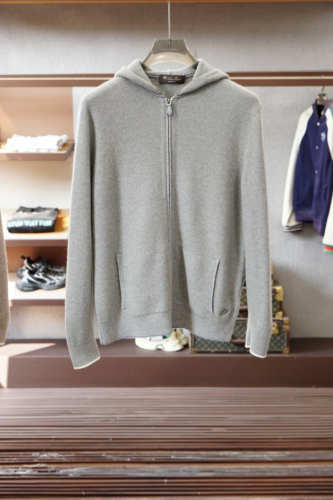 NO:680741,LP hooded knitted cardigan | Autumn and winter lazy light luxury style ceiling LP's honeycomb pattern hooded knitted cardigan directly combines laziness and high-end feeling with wool and cashmere warm and waxy. The honeycomb texture has a delicate texture, and the hooded design adds a casual atmosphere. The half-zip detail is both practical and design-friendly. The cashmere fabric is soft and skin-friendly, and it does not tie up when worn close to the body~  The gray is calm, the light coffee is gentle, and the lotus root powder is elegant. Each style is aesthetically pleasing. The pocket design takes into account practicality. It is very suitable for sweaters and T-shirts. It is very stylish to wear alone or layered in autumn and winter.19860909LP连帽针织开衫｜秋冬慵懒轻奢风天花板 LP这件蜂窝纹连帽针织开衫,直接把慵懒与高级感拿捏了羊毛加 羊绒暖糯糯 蜂窝纹理自带细腻的肌理感,连帽设计增添休闲氛围,半拉链的细节既实用又有设计感,羊绒面料软糯亲肤,贴身穿完全不扎～ 灰色沉稳、浅咖温柔、藕粉雅致,每一款都戳中审美,口袋的设计兼顾实用性,搭卫衣、T恤都超适配,秋冬单穿或叠穿都超有范儿 #LP #LP毛衣 #连帽针织开衫 #秋冬穿搭 #轻奢男装 #羊绒衫,,loro piana,hoodie,sweatshirts,sweaters,tees，t-shirt,hats,,Men's clothing