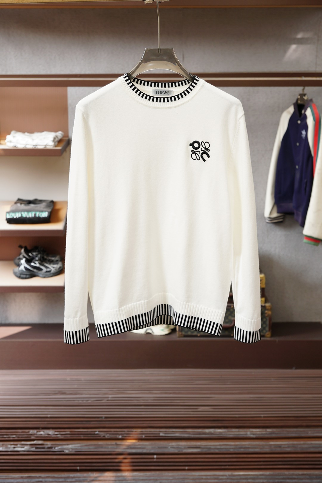 NO:681928,Loewe Luo Yiwei/Autumn and winter new sweater!  High-quality wool, simple but not simple. Casual round-neck style, easy to match for daily wear on the street. Fine workmanship, fine and even stitching, not easy to get off line. Color: black and white, code size: M-3XL,,loewe,loewe,sweaters,19860909Loewe罗意威/秋冬新款毛衣！优质羊毛,简约而不简单.休闲圆领款式,日常搭配出街轻松搭配.做工精细 针脚细密均匀,不易脱线. 颜色黑色白色 码数M-3XL,,loewe,loewe,sweaters,,Men's clothing