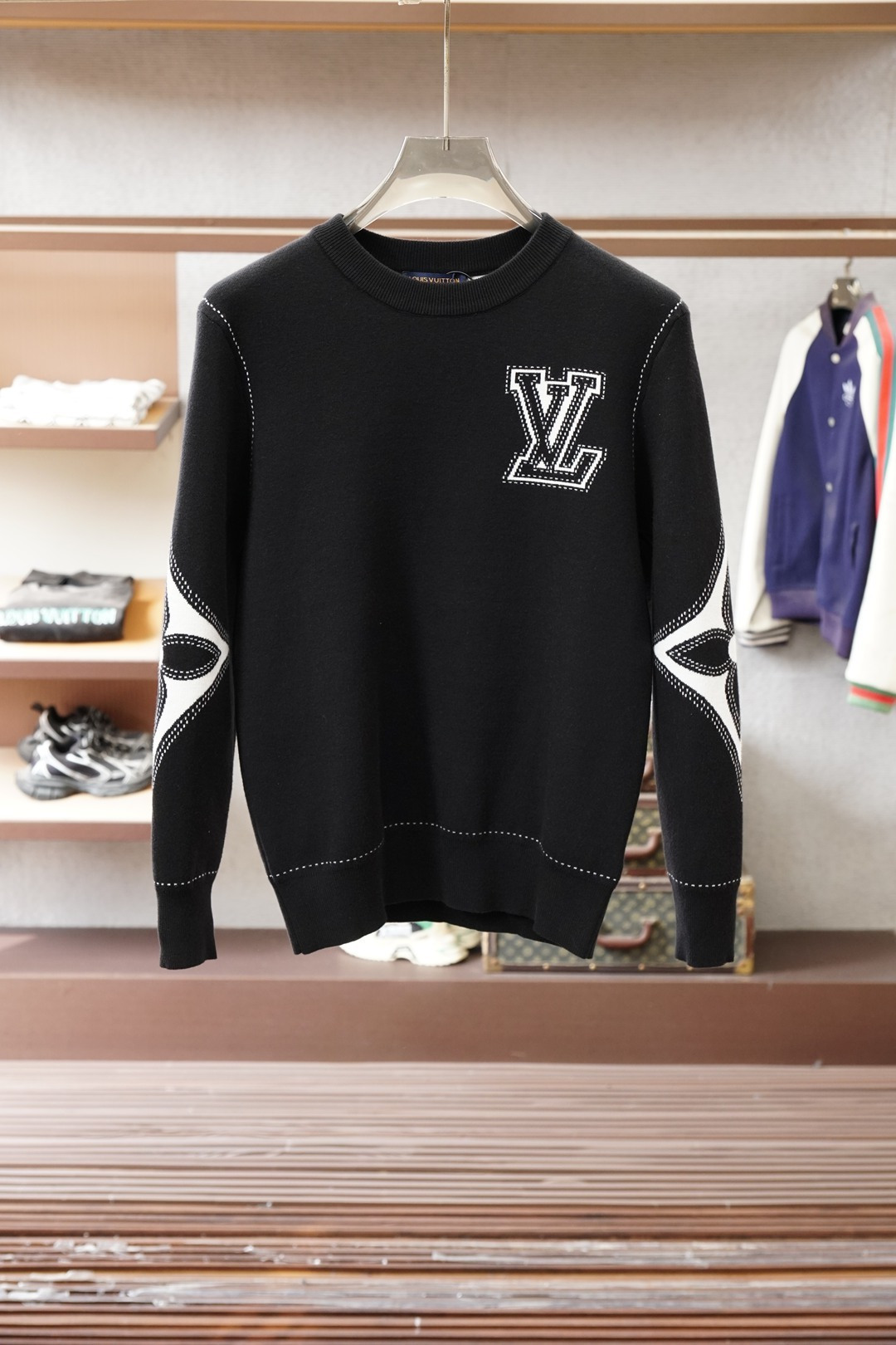 NO:681910,LV new autumn and winter sweaters!  High-quality wool, simple but not simple. Casual round-neck style, easy to match for daily wear on the street. Fine workmanship, fine and even stitching, not easy to get off line. Color black, code size M-3XL,, louis vuitton, sweaters,19860909Lv 秋冬新款毛衣！优质羊毛,简约而不简单.休闲圆领款式,日常搭配出街轻松搭配.做工精细 针脚细密均匀,不易脱线. 颜色黑色 码数M-3XL,,louis vuitton,sweaters,,Men's clothing