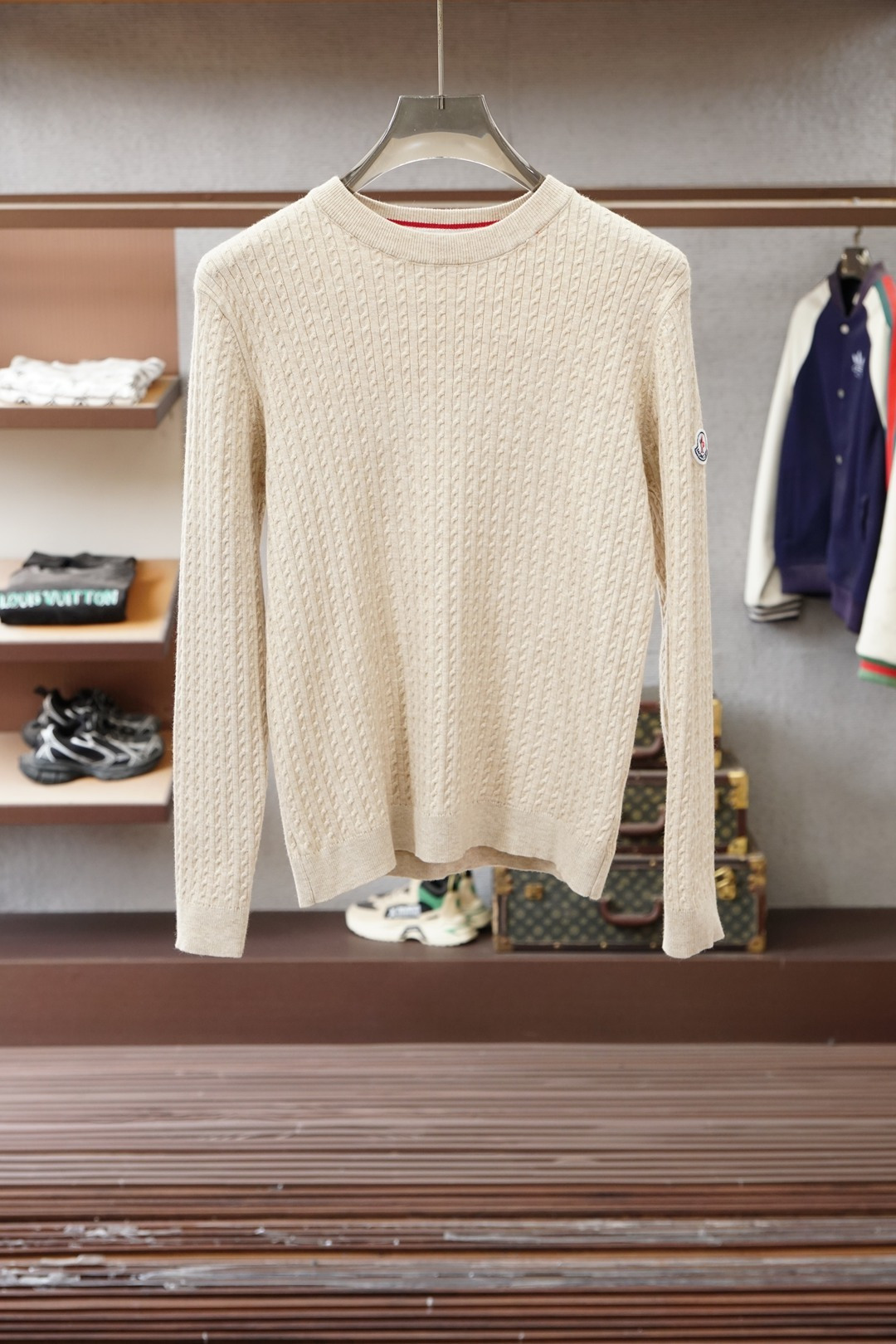 NO:712307,Mouth-covered sweater | Autumn and winter natal sweater Who knows!  This basic sweater from Mengkou really struck a chord with me. It has a classic round-neck design, which is perfect for layering or wearing alone. The soft and waxy wool material is comfortable to wear and feels close to the skin. My favorite is the multiple colors to choose from. Black is calm and off-white is gentle. Each color is aesthetically pleasing. The small logo on the chest is low-key and recognizable, and the sense of detail is perfect.  If you want to wear something simple yet high-end in autumn and winter, this is the right choice. It goes well with coats and jackets and is a must-have item for your wardrobe!  #梦口 #梦口 Sweater #Autumn and Winter Outfit #Knitted Sweater #Men’s Outfit #Light Luxury Outfit I’ve been asked about the Mouth Mouth Sweater, close your eyes and enter. For autumn and winter knitwear, I really only recognize Meng Mouth M-3XL,,Moncler,jackets & coats,sweaters,19860909蒙口毛衣｜秋冬本命针织衫 谁懂啊！蒙口这件基础款毛衣真的戳中我了 经典的圆领设计,不管是内搭还是单穿都巨合适,软糯的羊毛材质贴身穿也不扎,亲肤感直接拉满～ 最爱的还是多色可选,黑色沉稳、米白温柔,每个颜色都长在审美上,胸口的小徽标低调又有辨识度,细节感直接拉满 秋冬想穿得简约又高级,选它准没错,搭大衣、夹克都超有范儿,妥妥的衣橱刚需款！ #蒙口 #蒙口毛衣 #秋冬穿搭 #针织衫 #男士穿搭 #轻奢穿搭 被问爆的蒙口毛衣,闭眼入 秋冬的针织衫我真的只认蒙口M-3XL,,Moncler,jackets & coats,sweaters,,Men's clothing