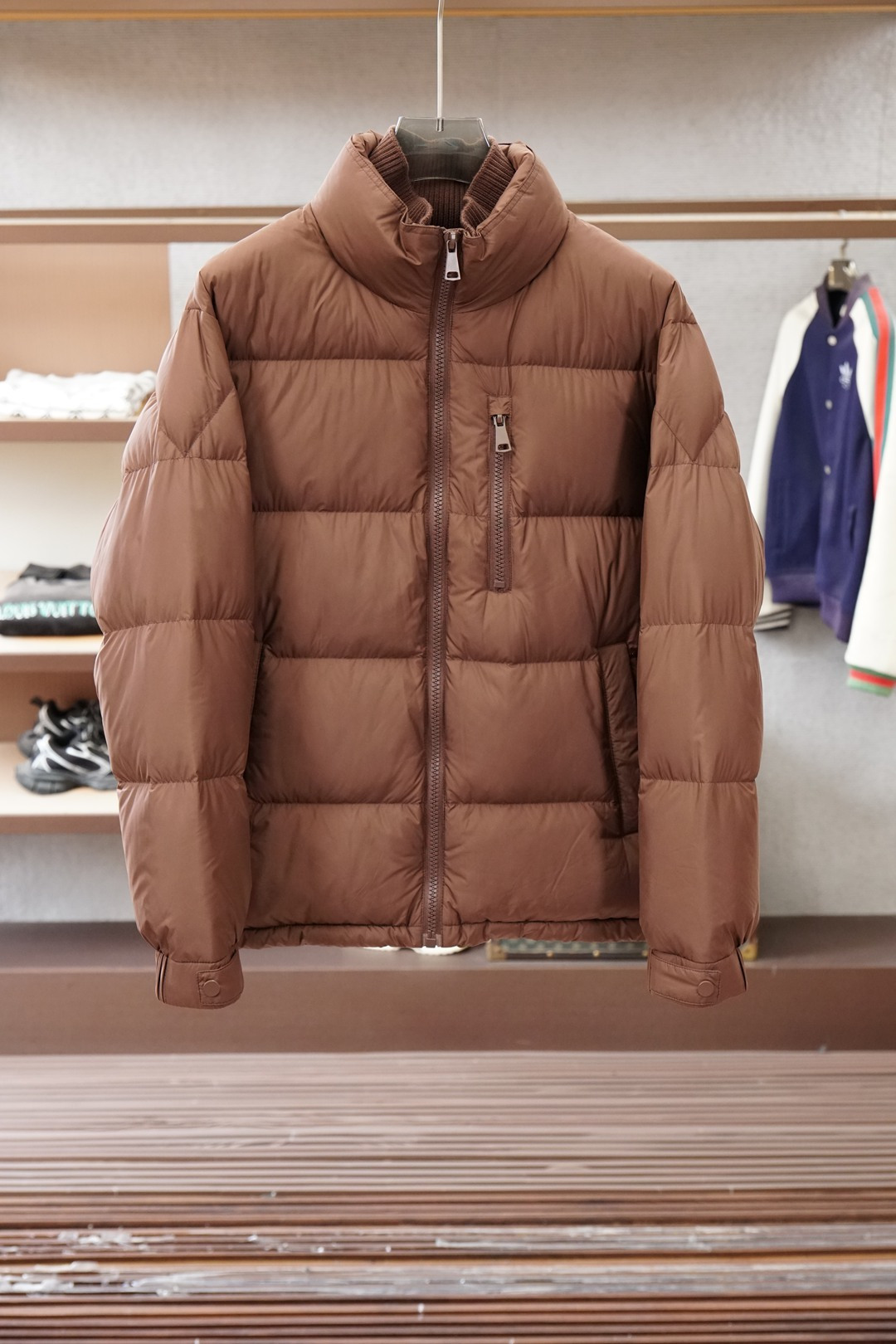 杰尼亚/2025新款羽绒服。立领设计，男女同款，时尚感满满。采用定制面料，防风防雨，保暖有型；蓬松保暖；