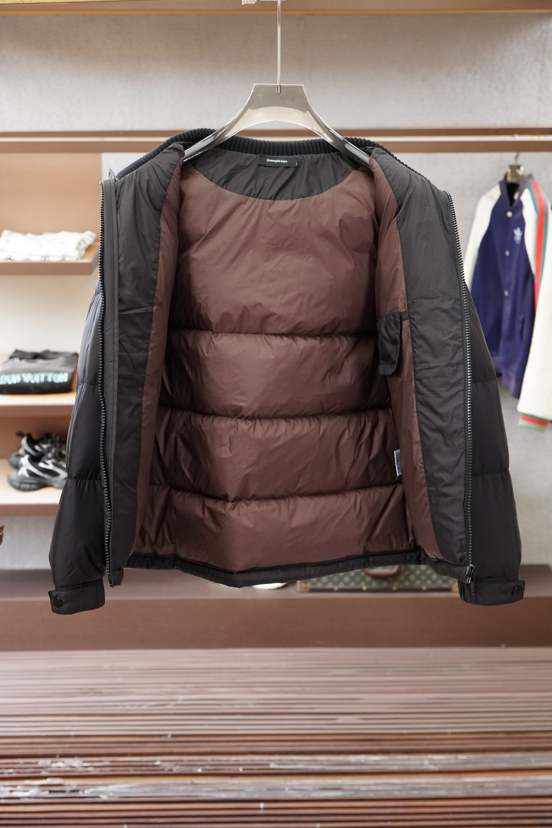 杰尼亚/2025新款羽绒服。立领设计，男女同款，时尚感满满。采用定制面料，防风防雨，保暖有型；蓬松保暖；