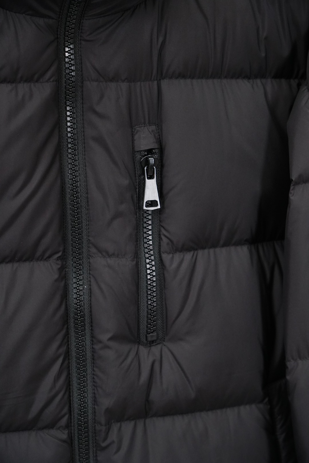 杰尼亚/2025新款羽绒服。立领设计，男女同款，时尚感满满。采用定制面料，防风防雨，保暖有型；蓬松保暖；