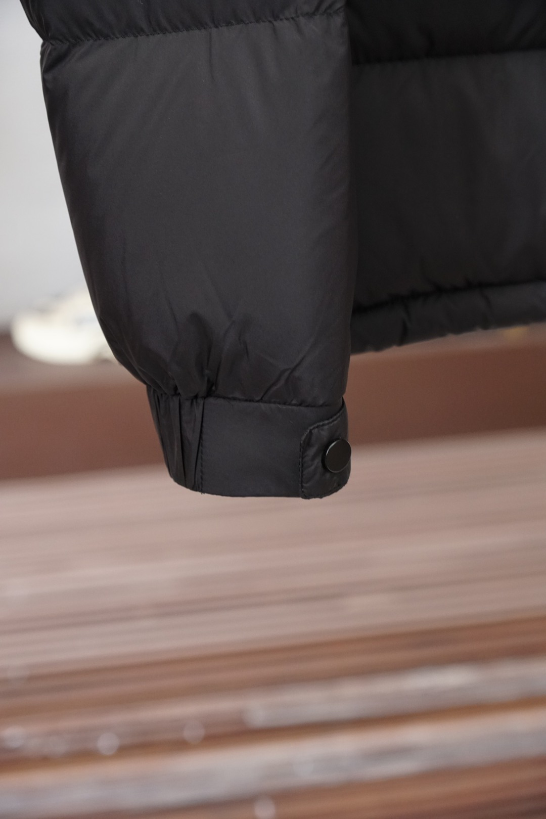 杰尼亚/2025新款羽绒服。立领设计，男女同款，时尚感满满。采用定制面料，防风防雨，保暖有型；蓬松保暖；