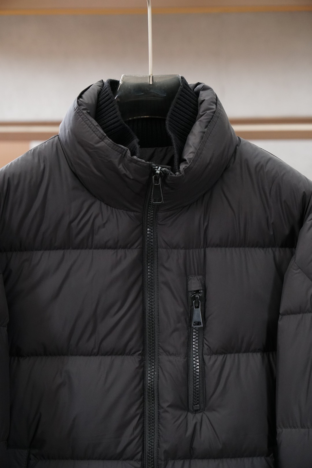 杰尼亚/2025新款羽绒服。立领设计，男女同款，时尚感满满。采用定制面料，防风防雨，保暖有型；蓬松保暖；