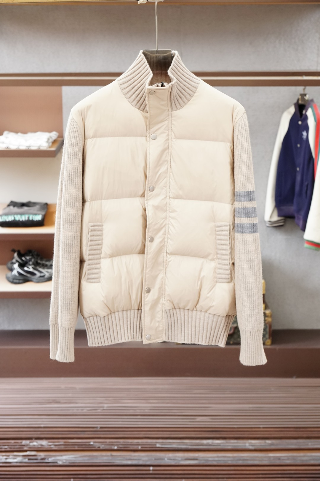 TB/2025新款拼接针织羽绒服。立领设计，男女同款，时尚感满满。袖子采用定制加厚羊毛面料保暖有型；前后