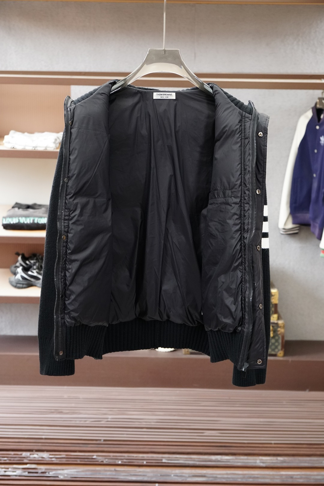 TB/2025新款拼接针织羽绒服。立领设计，男女同款，时尚感满满。袖子采用定制加厚羊毛面料保暖有型；前后