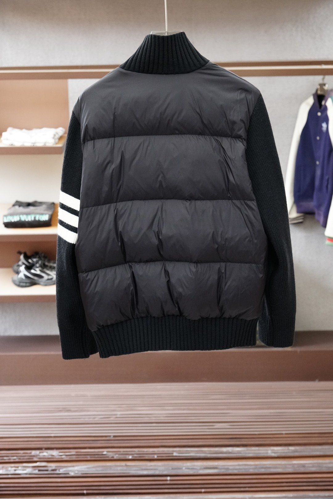 TB/2025新款拼接针织羽绒服。立领设计，男女同款，时尚感满满。袖子采用定制加厚羊毛面料保暖有型；前后