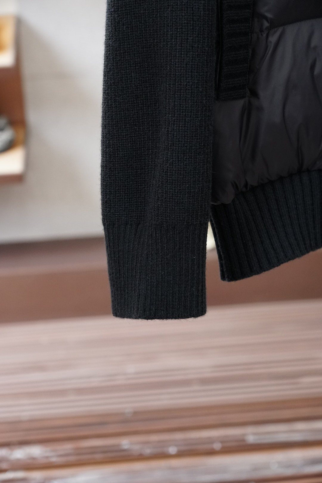 TB/2025新款拼接针织羽绒服。立领设计，男女同款，时尚感满满。袖子采用定制加厚羊毛面料保暖有型；前后