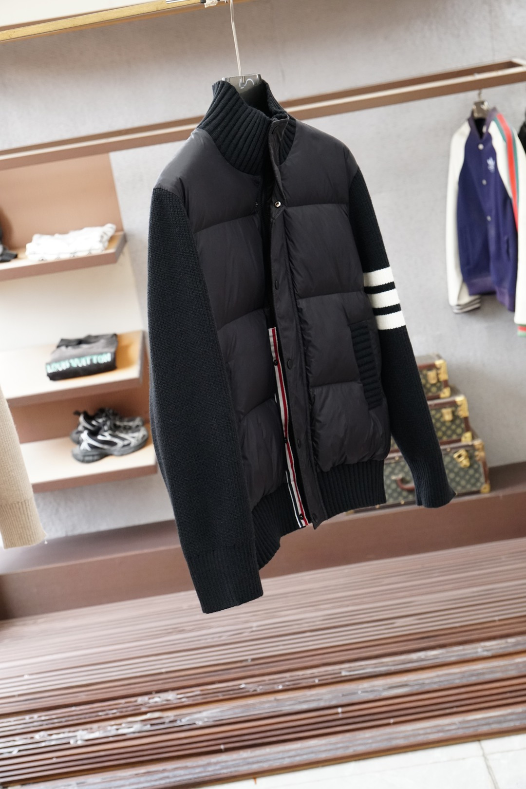 TB/2025新款拼接针织羽绒服。立领设计，男女同款，时尚感满满。袖子采用定制加厚羊毛面料保暖有型；前后