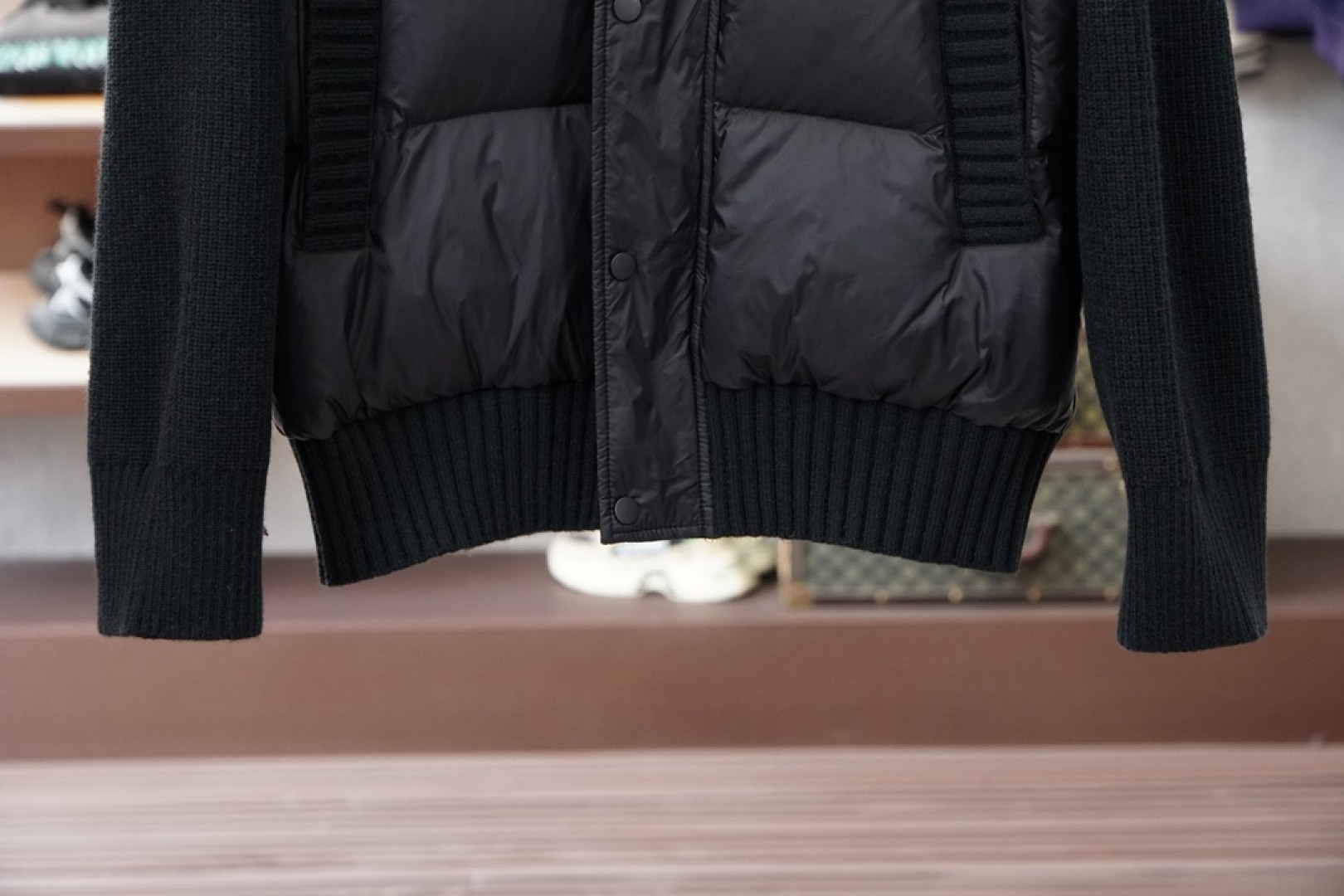 TB/2025新款拼接针织羽绒服。立领设计，男女同款，时尚感满满。袖子采用定制加厚羊毛面料保暖有型；前后