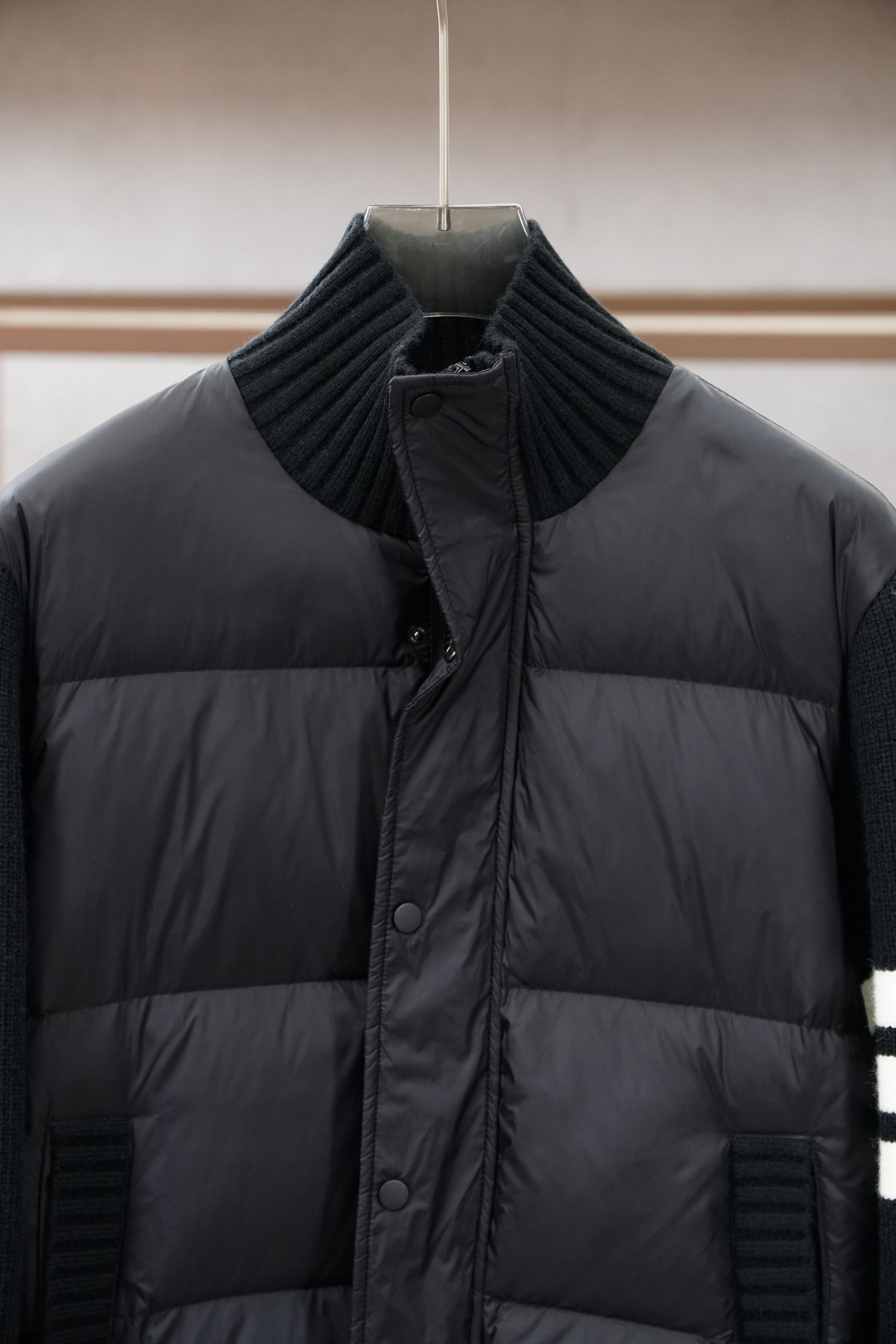 TB/2025新款拼接针织羽绒服。立领设计，男女同款，时尚感满满。袖子采用定制加厚羊毛面料保暖有型；前后