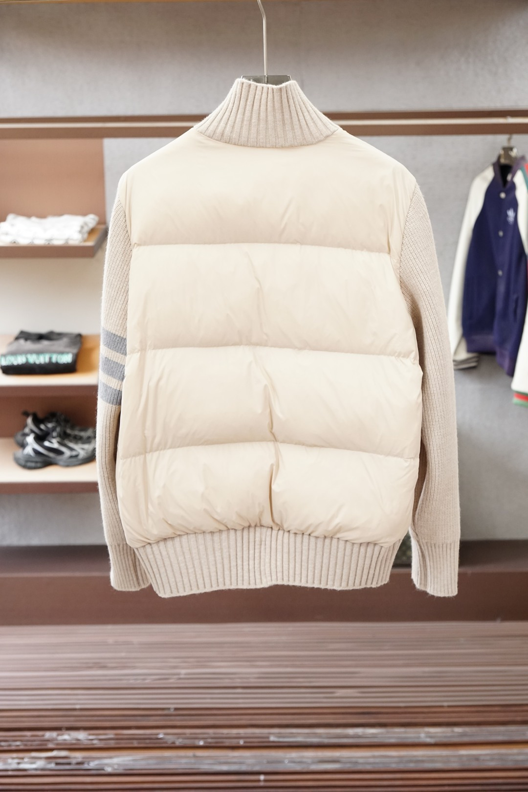TB/2025新款拼接针织羽绒服。立领设计，男女同款，时尚感满满。袖子采用定制加厚羊毛面料保暖有型；前后