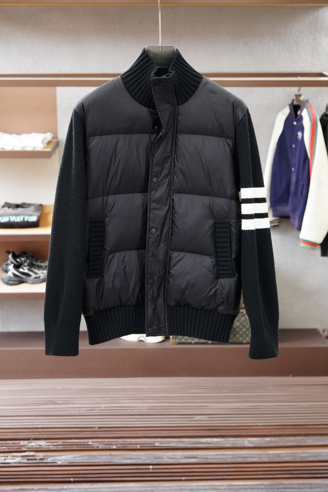 TB/2025新款拼接针织羽绒服。立领设计，男女同款，时尚感满满。袖子采用定制加厚羊毛面料保暖有型；前后