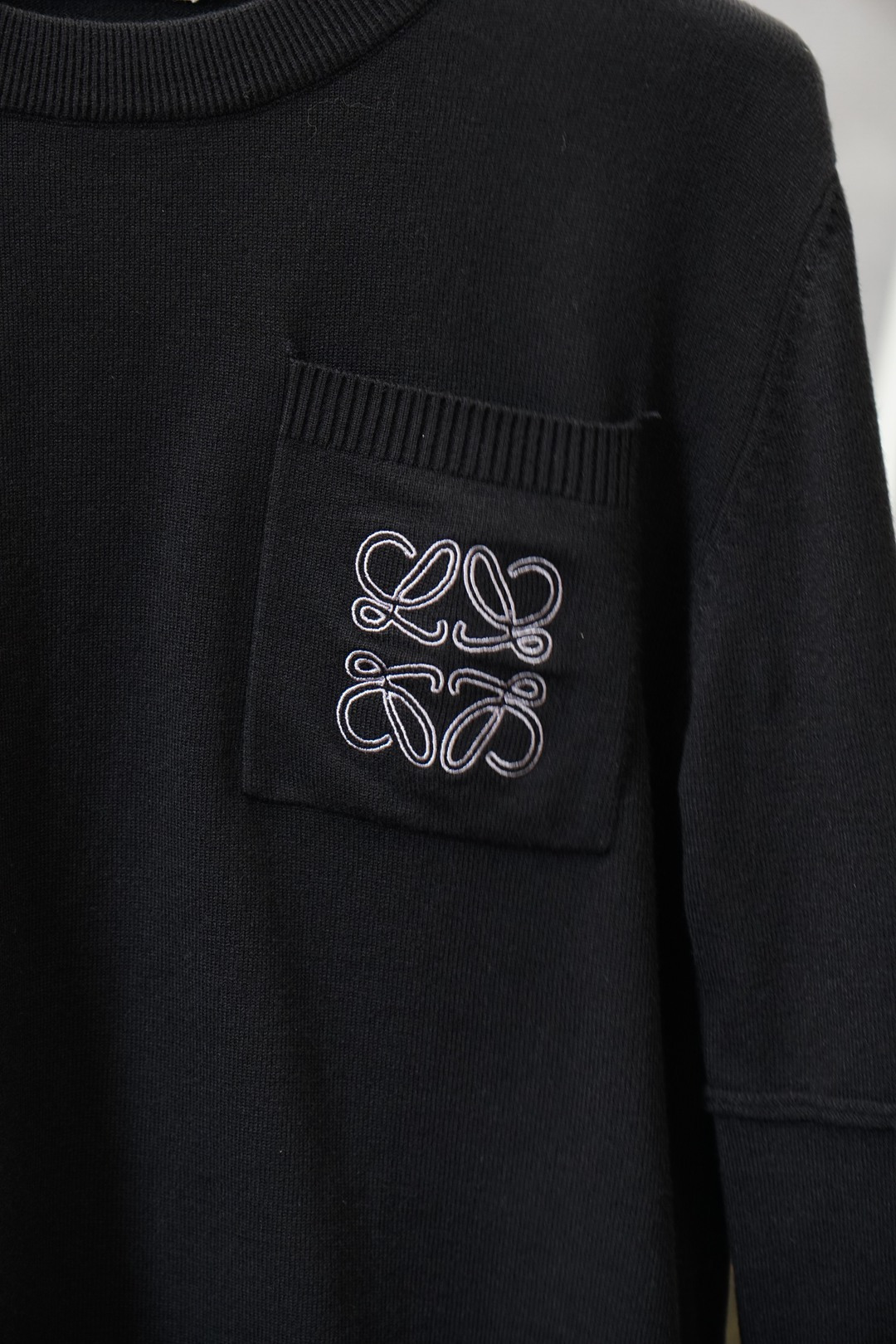 罗意威- Loewe/2025秋冬新款毛衣！💐💐优质羊毛，简约而不简单。休闲圆领款式，日常搭配出街轻松搭