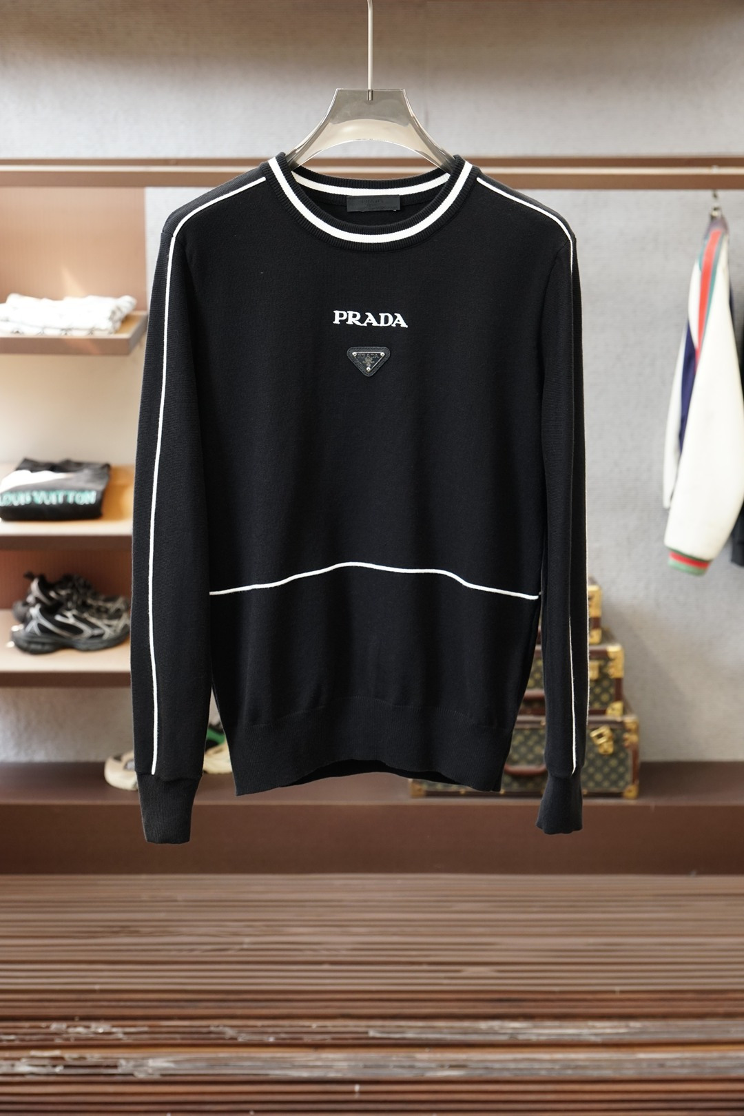 Prada普拉达/2025秋冬新款毛衣！💐💐优质羊毛，简约而不简单。休闲圆领款式，日常搭配出街轻松搭配。