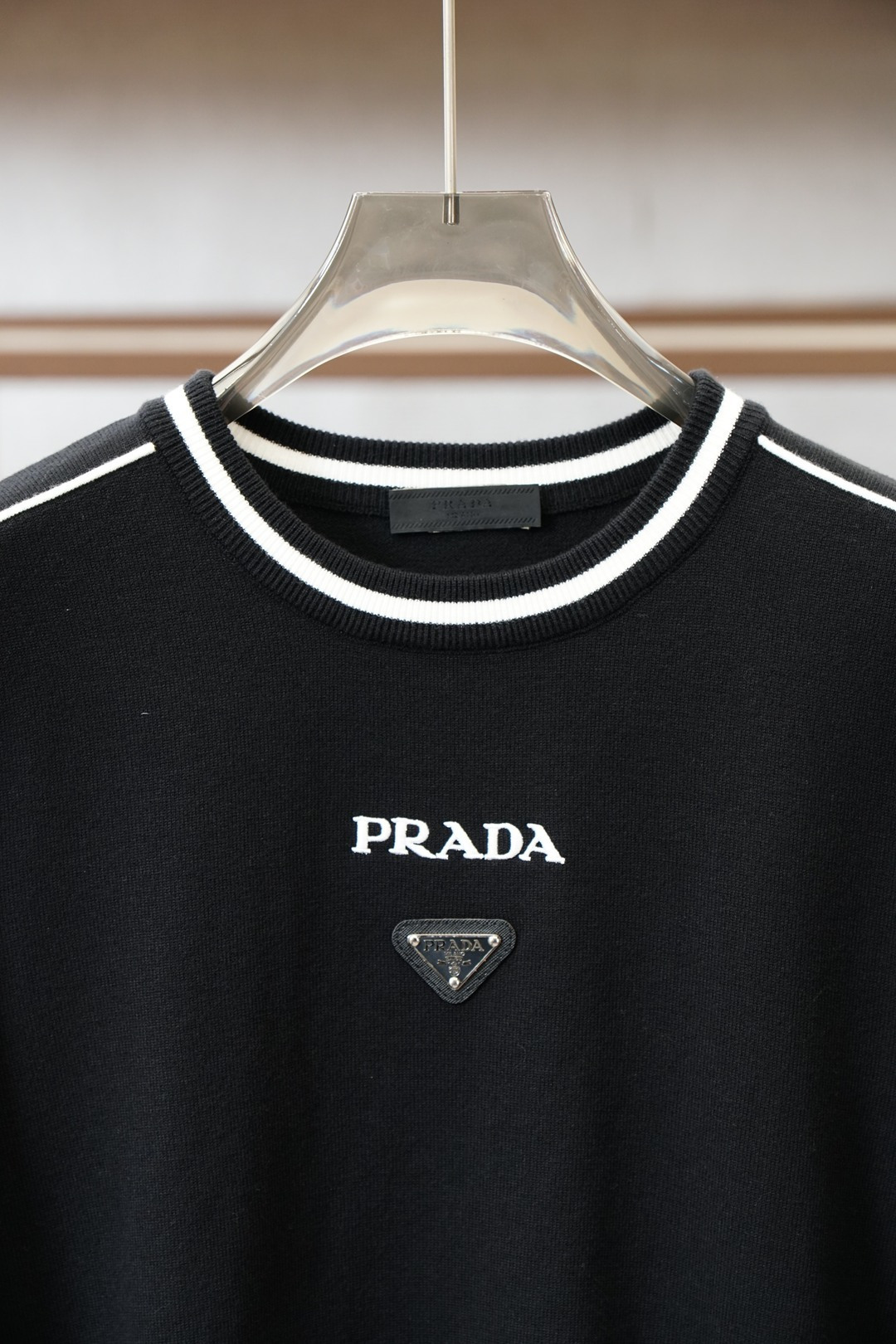 Prada普拉达/2025秋冬新款毛衣！💐💐优质羊毛，简约而不简单。休闲圆领款式，日常搭配出街轻松搭配。