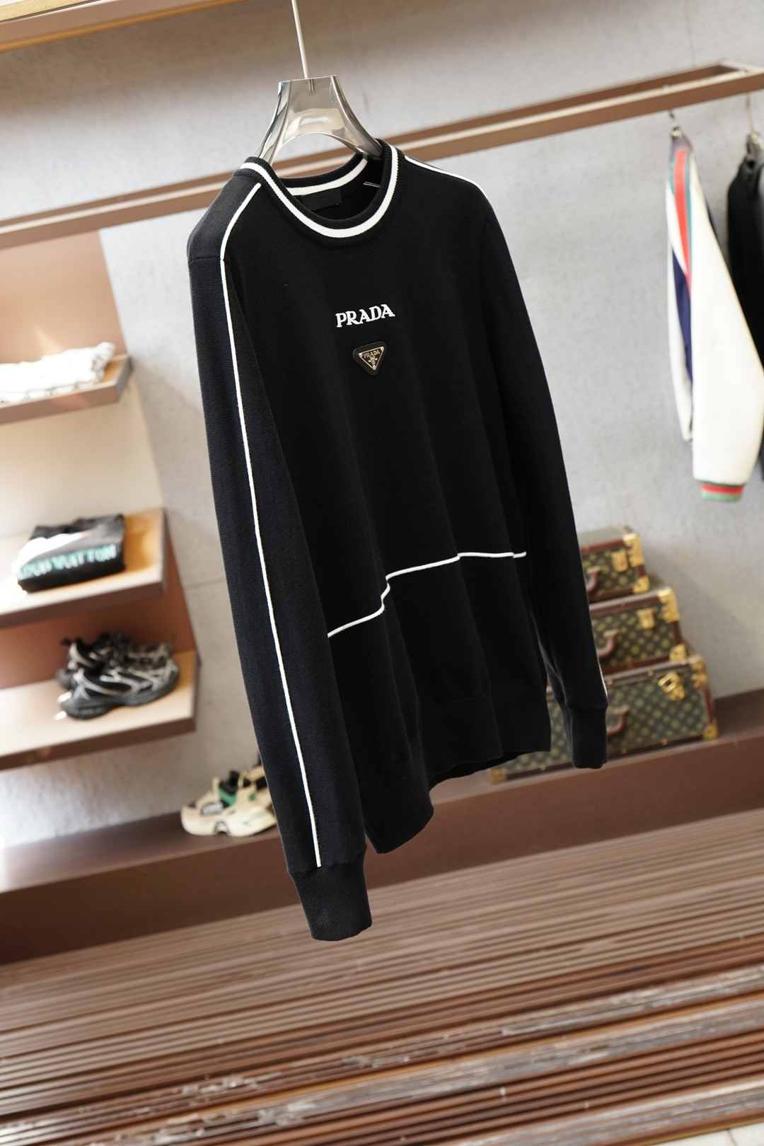 Prada普拉达/2025秋冬新款毛衣！💐💐优质羊毛，简约而不简单。休闲圆领款式，日常搭配出街轻松搭配。