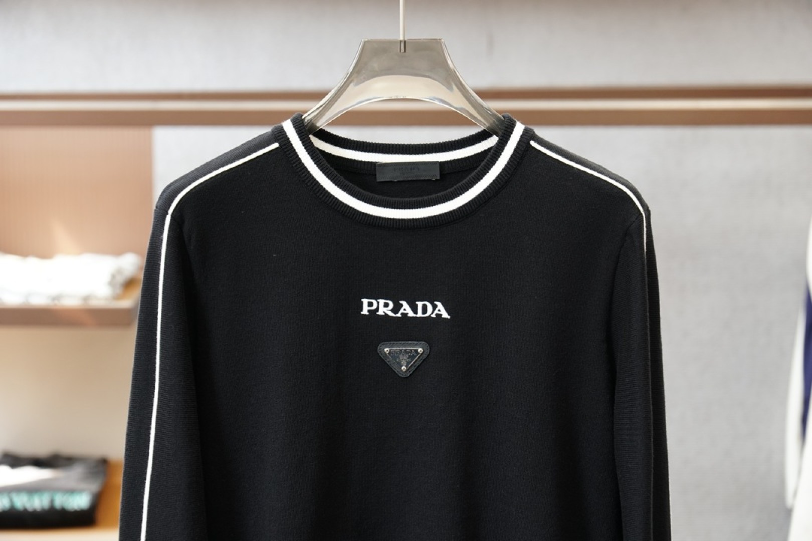 Prada普拉达/2025秋冬新款毛衣！💐💐优质羊毛，简约而不简单。休闲圆领款式，日常搭配出街轻松搭配。