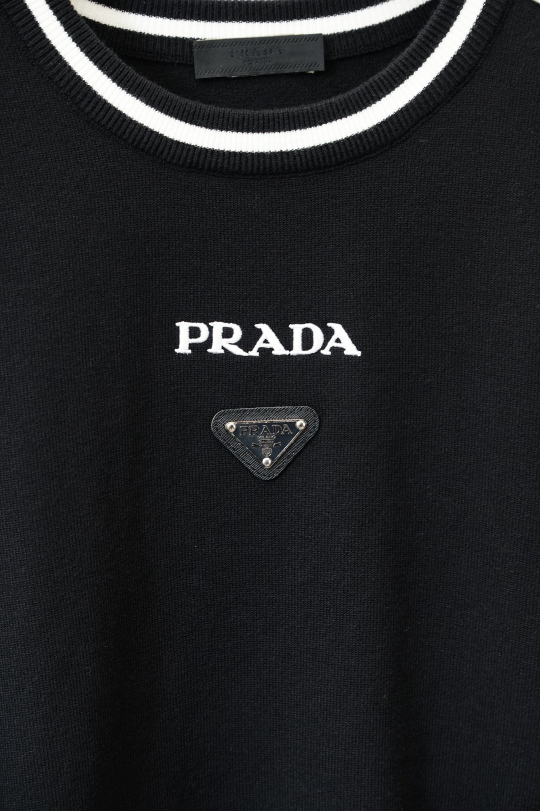 Prada普拉达/2025秋冬新款毛衣！💐💐优质羊毛，简约而不简单。休闲圆领款式，日常搭配出街轻松搭配。