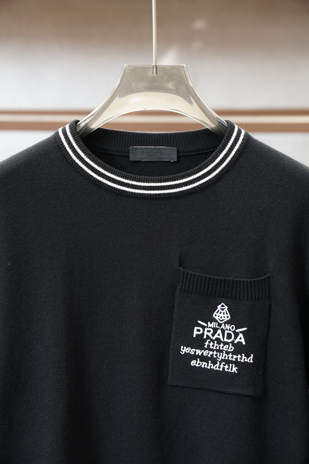 Prada普拉达-2025秋冬新款毛衣！💐💐优质羊毛，简约而不简单。休闲圆领款式，日常搭配出街轻松搭配。